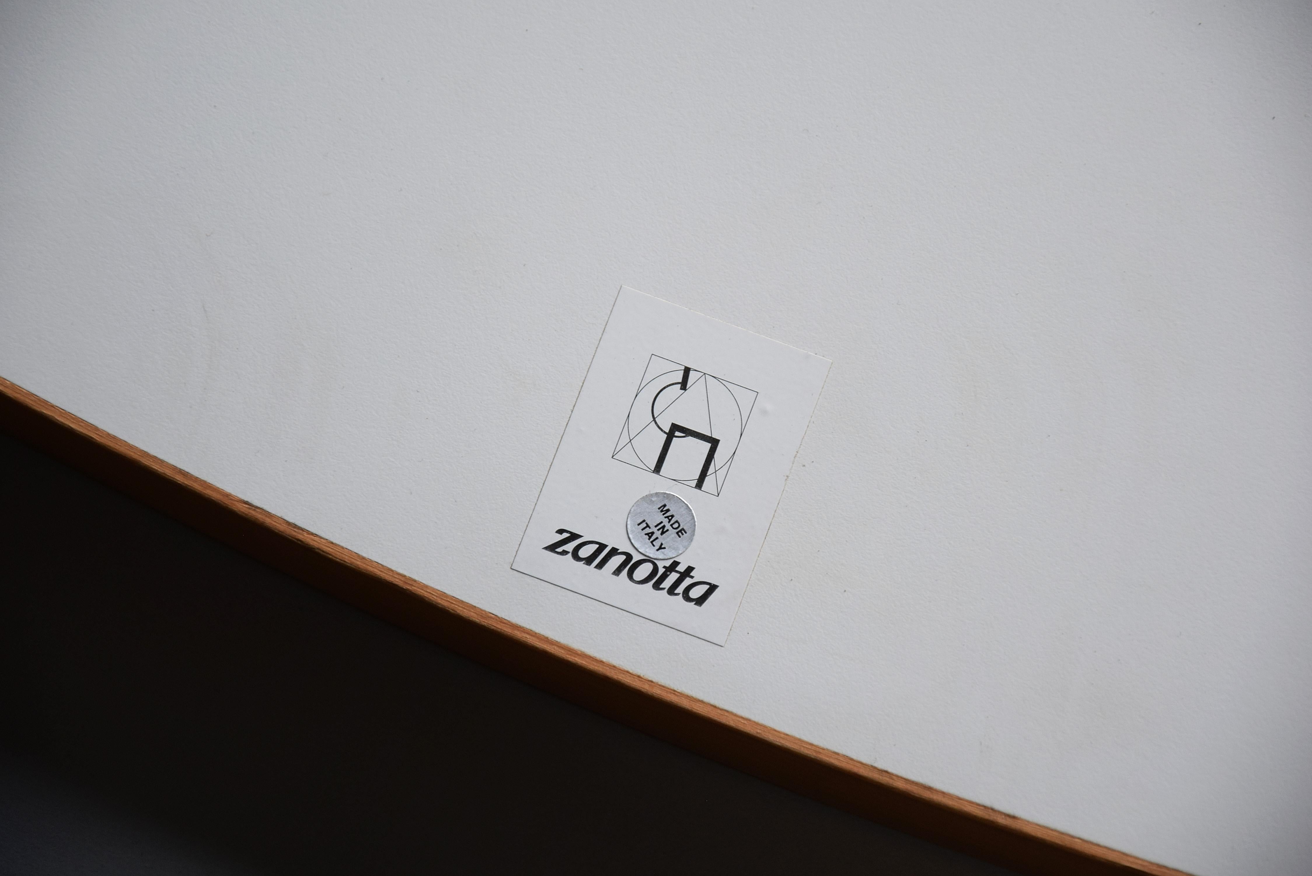 Entrez dans le royaume de l'élégance intemporelle avec la table de salle à manger Filicudi, une création étonnante née de l'esprit visionnaire d'Ettore Sottsass en 1992 pour Zanotta, en Italie. D'une conception impeccable, ce chef-d'œuvre allie