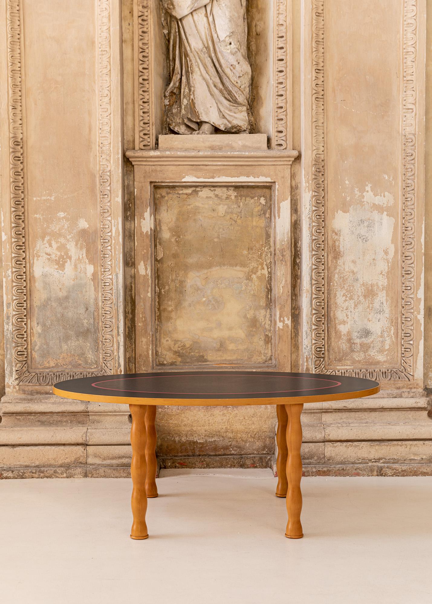 Table de salle à manger Filicudi élégante avec base en bois et plateau en mélamine sérigraphiée, conçue par Ettore Sottsass pour Zanotta Italie en 1992.
