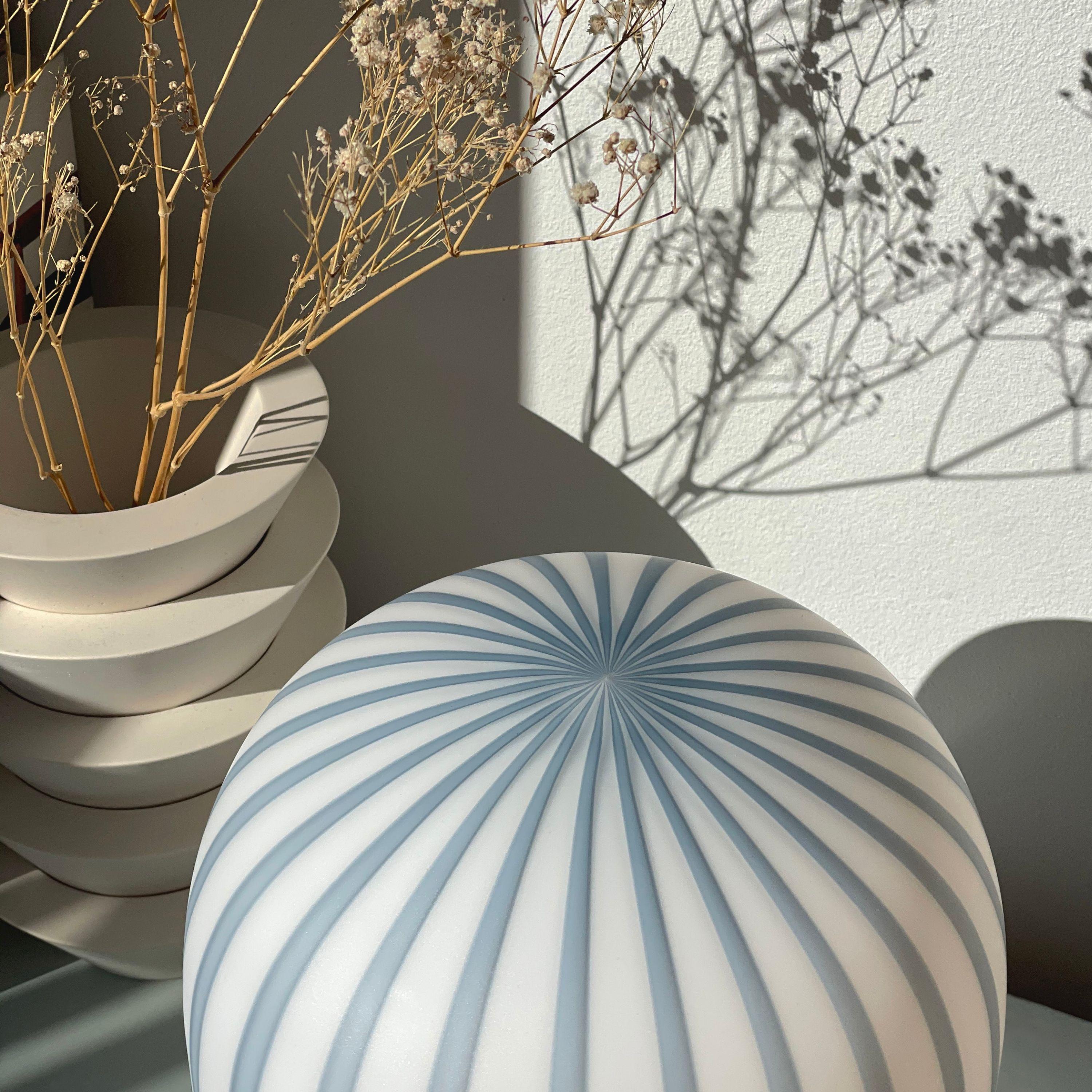 Lampe de table cylindrique 'Filigrana' en noir et verre opale pour Established & Sons en vente 3