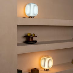 Filigrana" Zylinder-Tischleuchte in Schwarz und Opalglas für Established & Sons