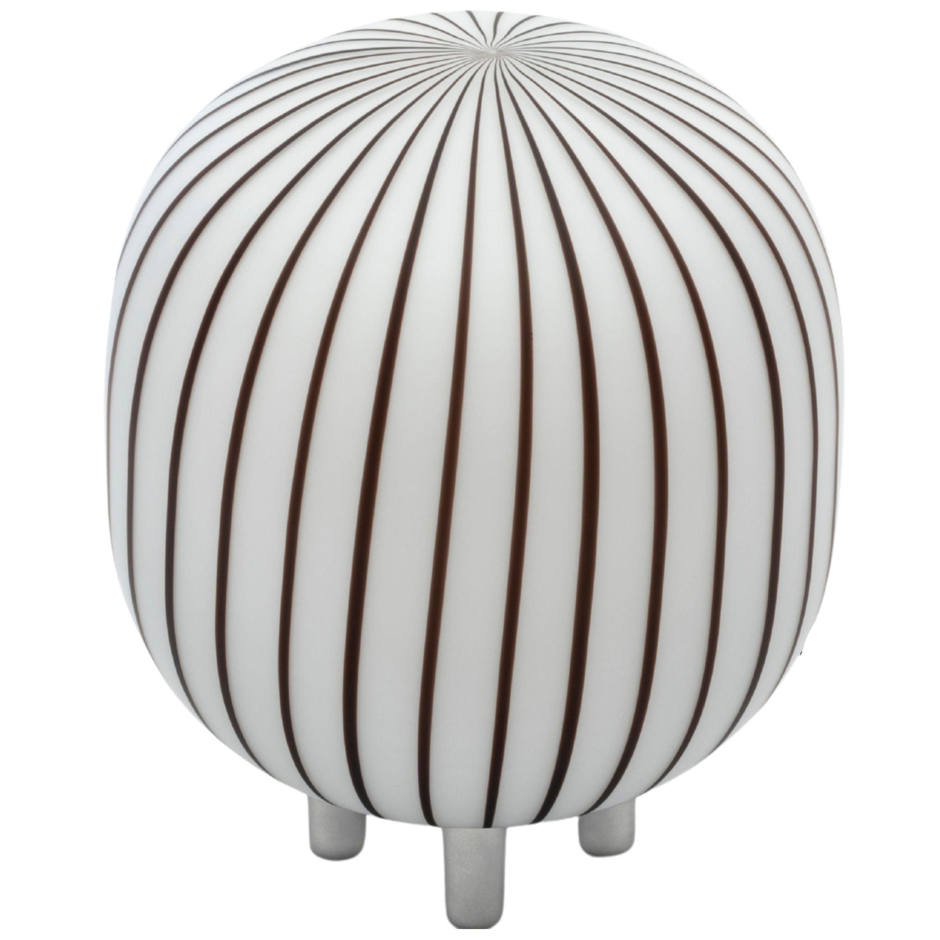 Buriné Lampe de table cylindrique 'Filigrana' en noir et verre opale pour Established & Sons en vente