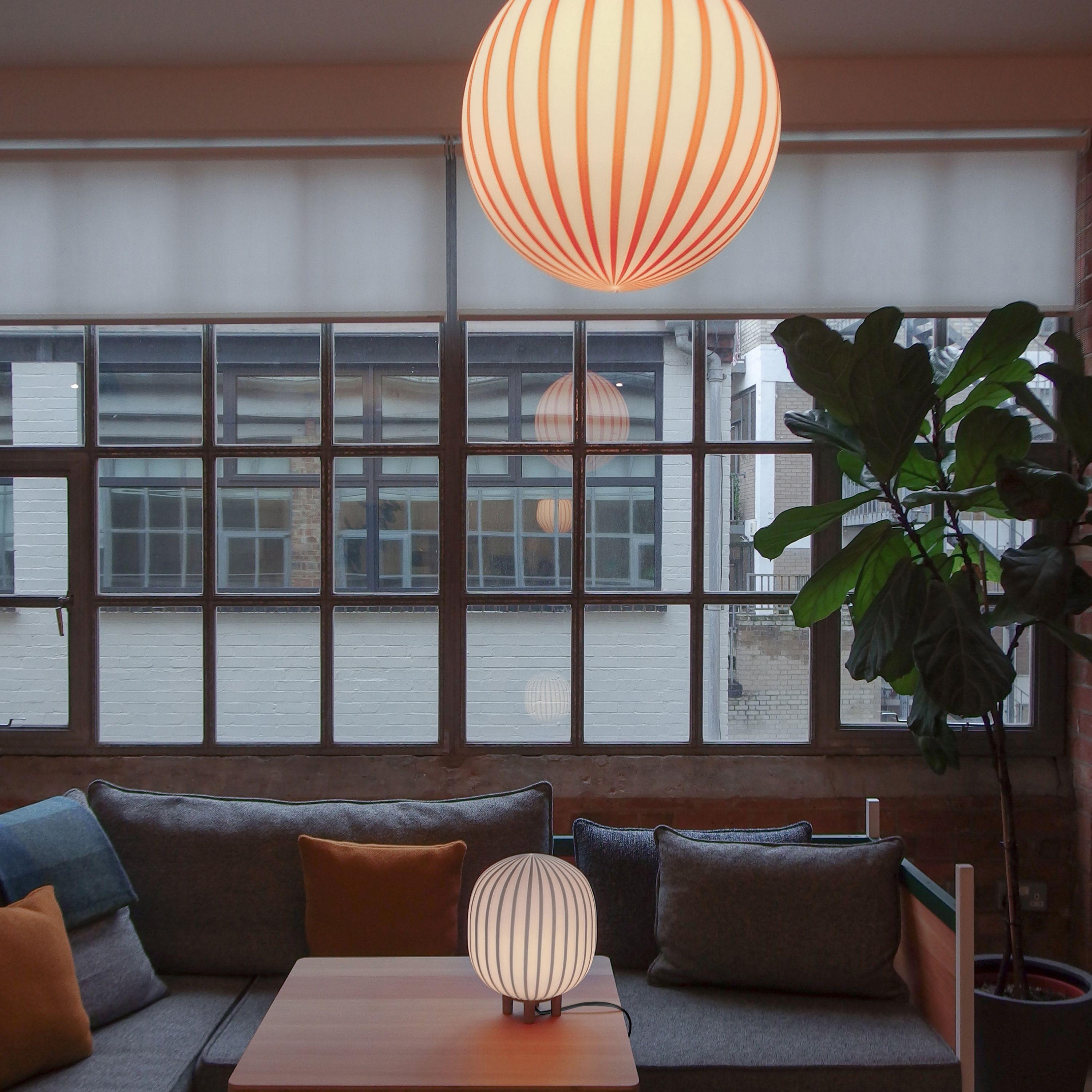 Lampe de table cylindrique 'Filigrana' en noir et verre opale pour Established & Sons en vente 1