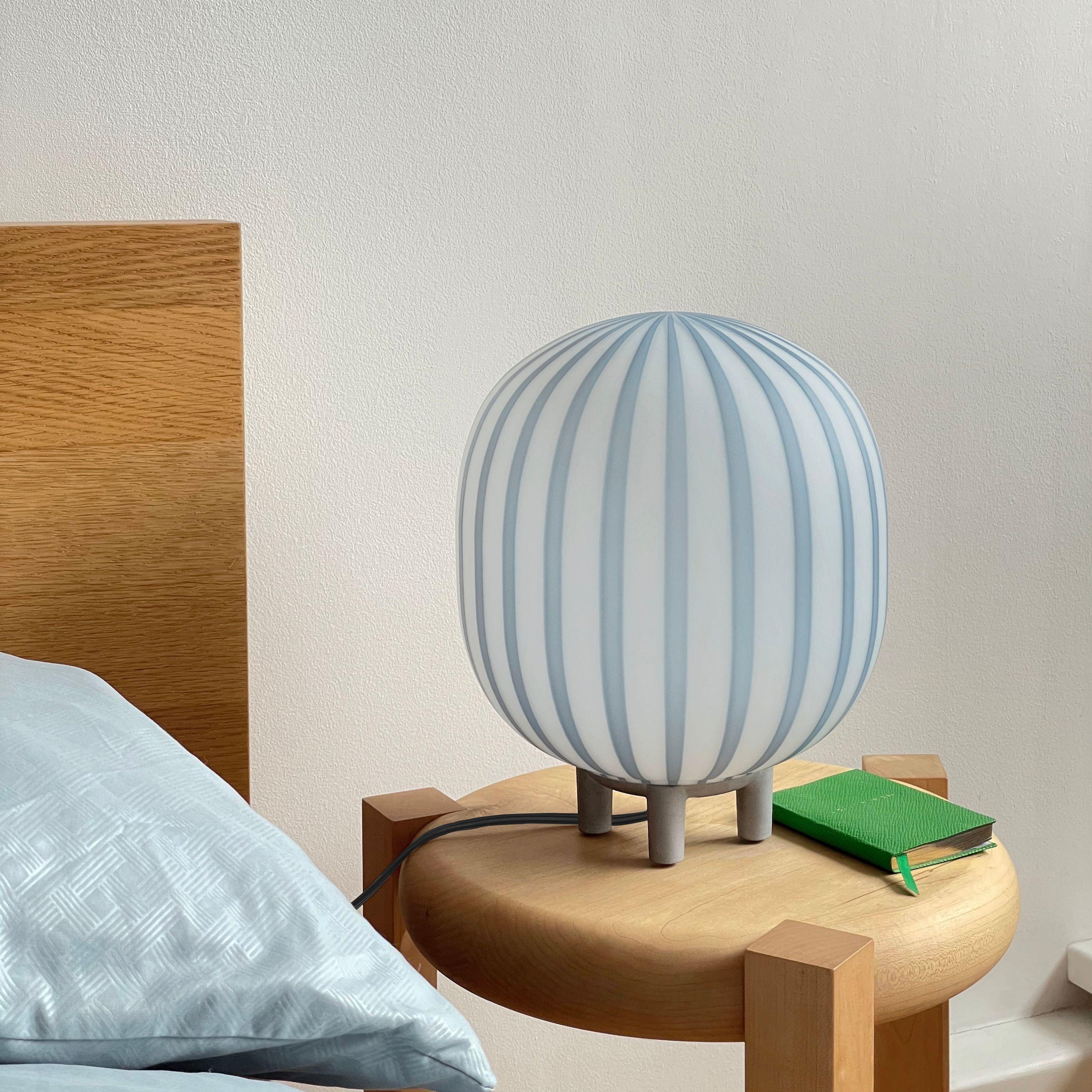 Lampe de table cylindrique 'Filigrana' en noir et verre opale pour Established & Sons en vente 2