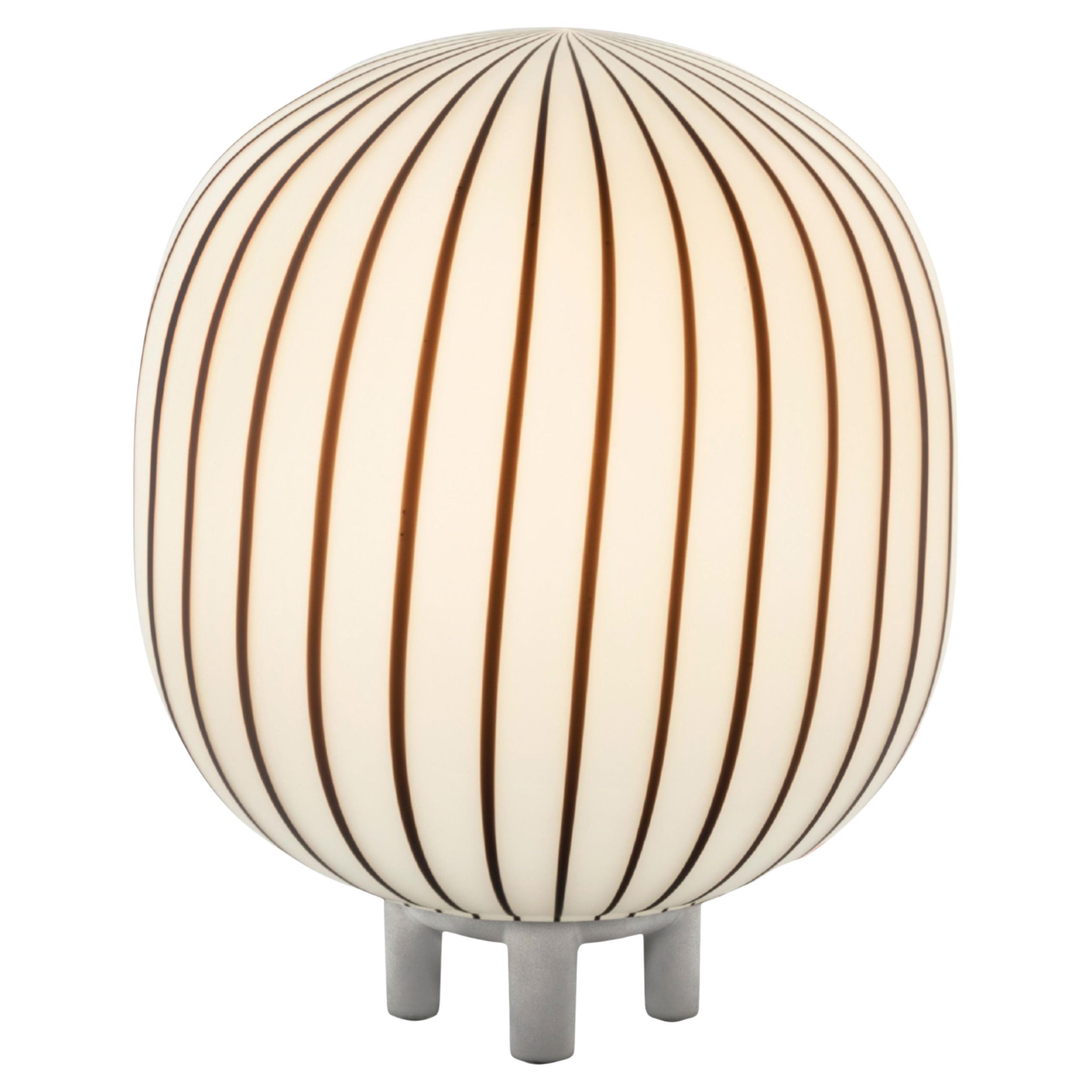 Lampe de table cylindrique 'Filigrana' en noir et verre opale pour Established & Sons en vente