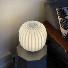 Lampe de table cylindrique 'Filigrana' en bleu et verre opale pour Established & Sons