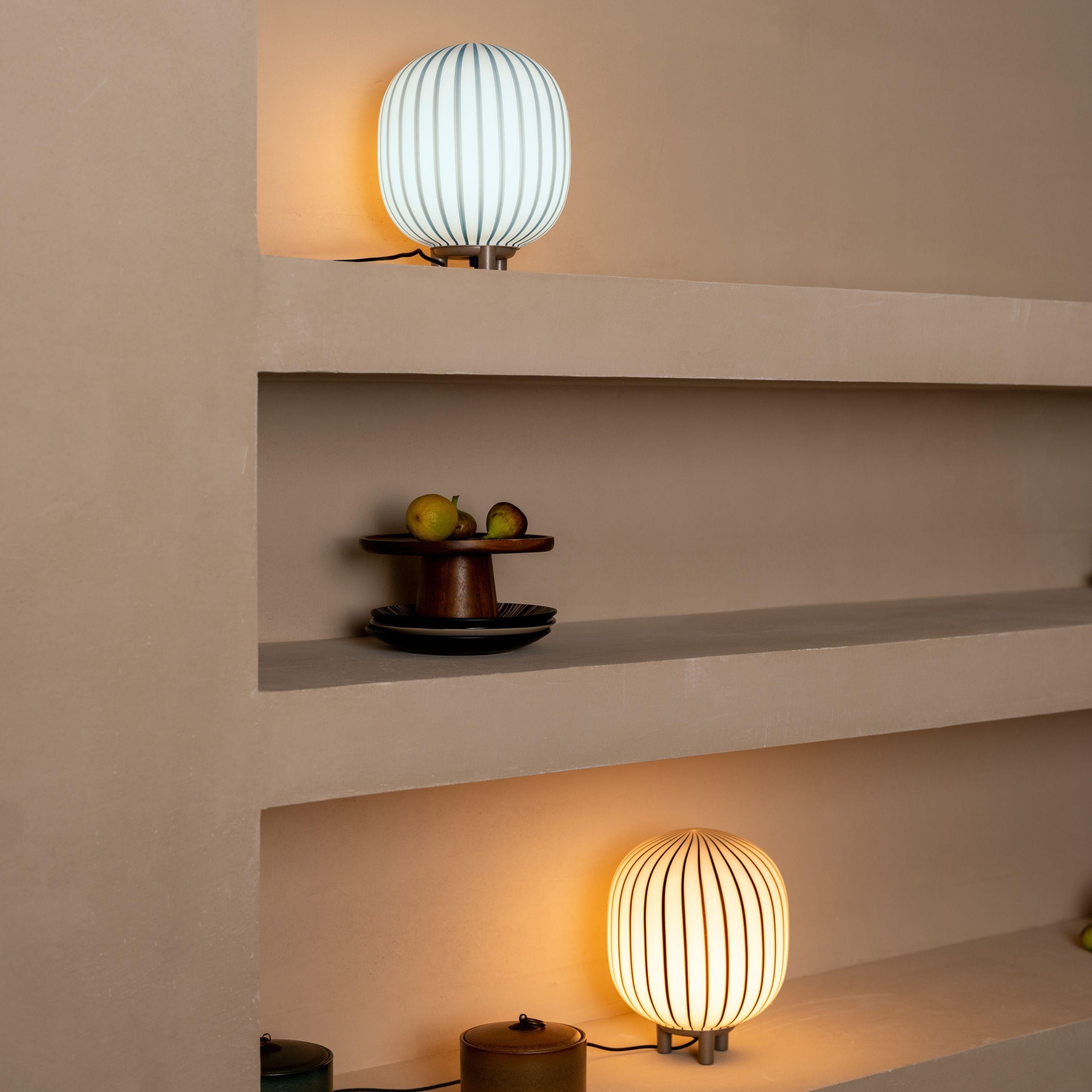 Buriné Lampe de table cylindrique 'Filigrana' en bleu et verre opale pour Established & Sons en vente