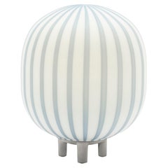 Lampe de table cylindrique 'Filigrana' en bleu et verre opale pour Established & Sons