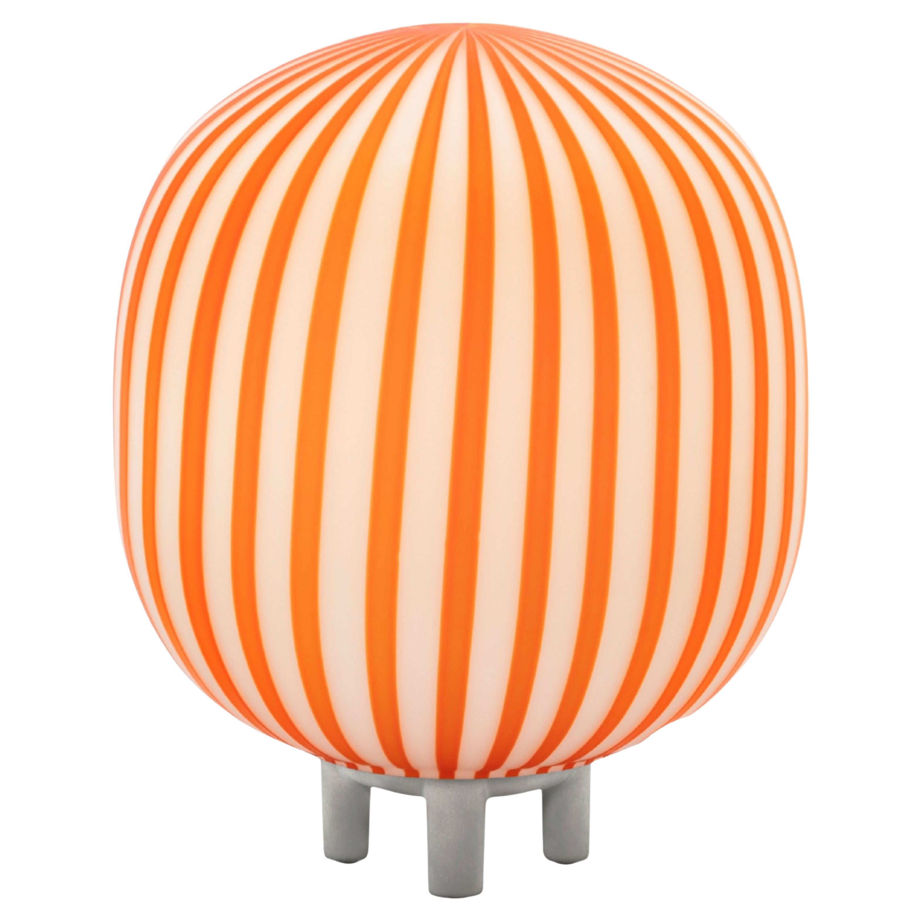 Lampe de table cylindrique 'Filigrana' en verre rouge et opale pour Established & Sons