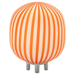 Lampe de table cylindrique 'Filigrana' en verre rouge et opale pour Established & Sons