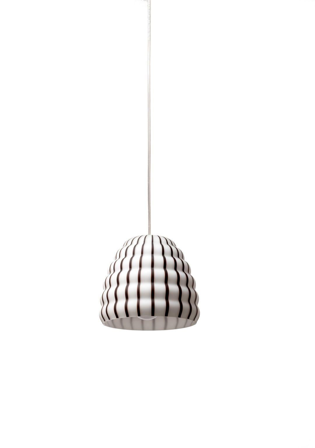Sfruttando una tecnica che risale al XVI secolo, questa tecnica è una forma d'arte che si tramanda di generazione in generazione. La gamma di lampade a sospensione è realizzata a mano in vetro veneziano e ogni parte della produzione è eseguita a
