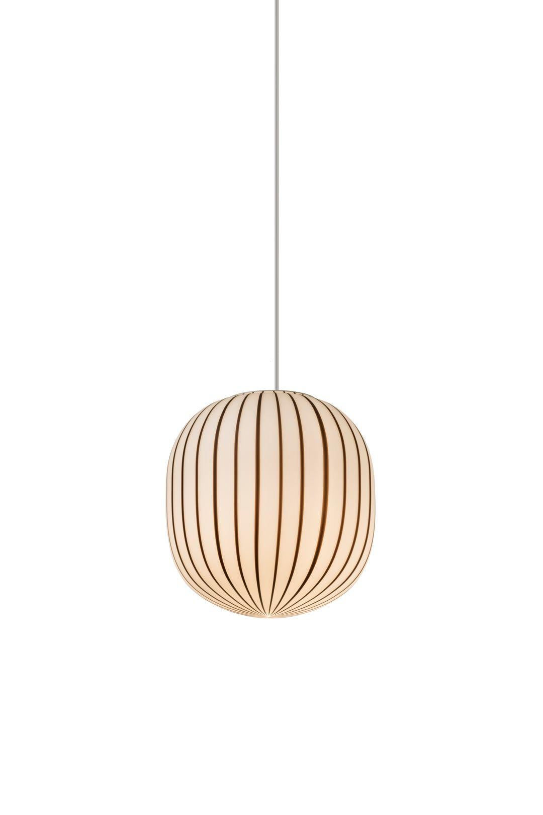 Sfruttando una tecnica che risale al XVI secolo, questa tecnica è una forma d'arte che si tramanda di generazione in generazione. La gamma di lampade a sospensione è realizzata a mano in vetro veneziano e ogni parte della produzione è eseguita a