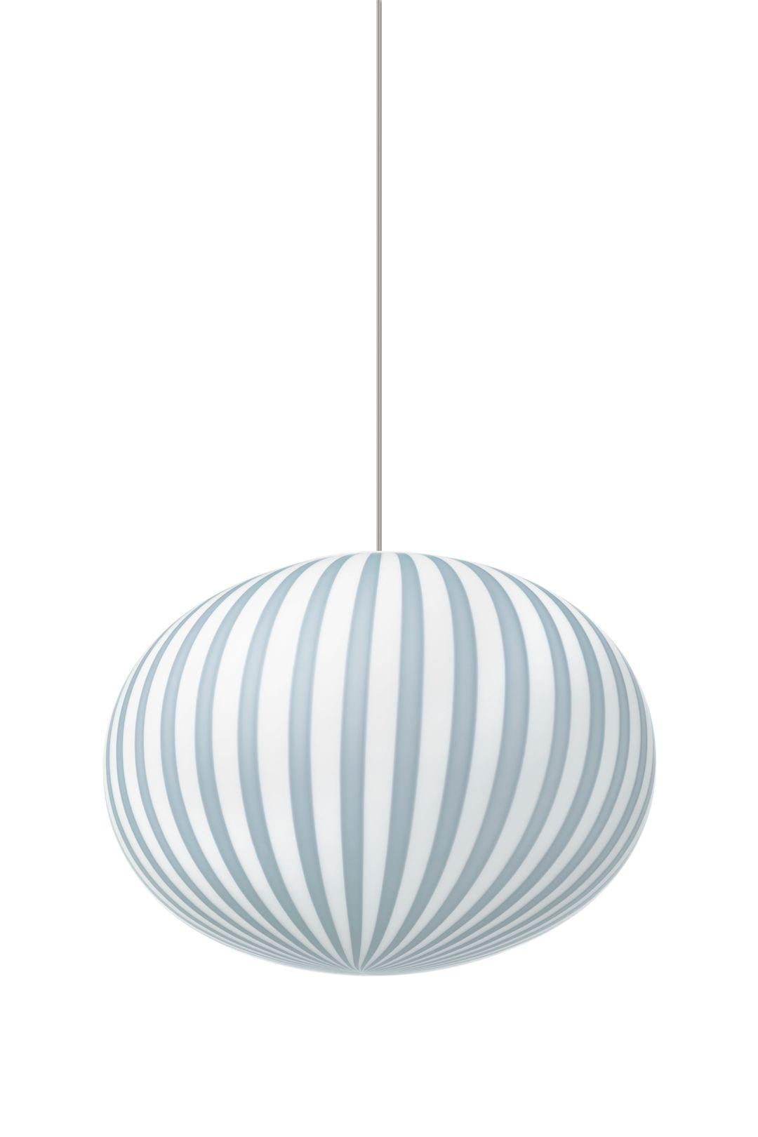 Sfruttando una tecnica che risale al XVI secolo, questa tecnica è una forma d'arte che si tramanda di generazione in generazione. La gamma di lampade a sospensione è realizzata a mano in vetro veneziano e ogni parte della produzione è eseguita a