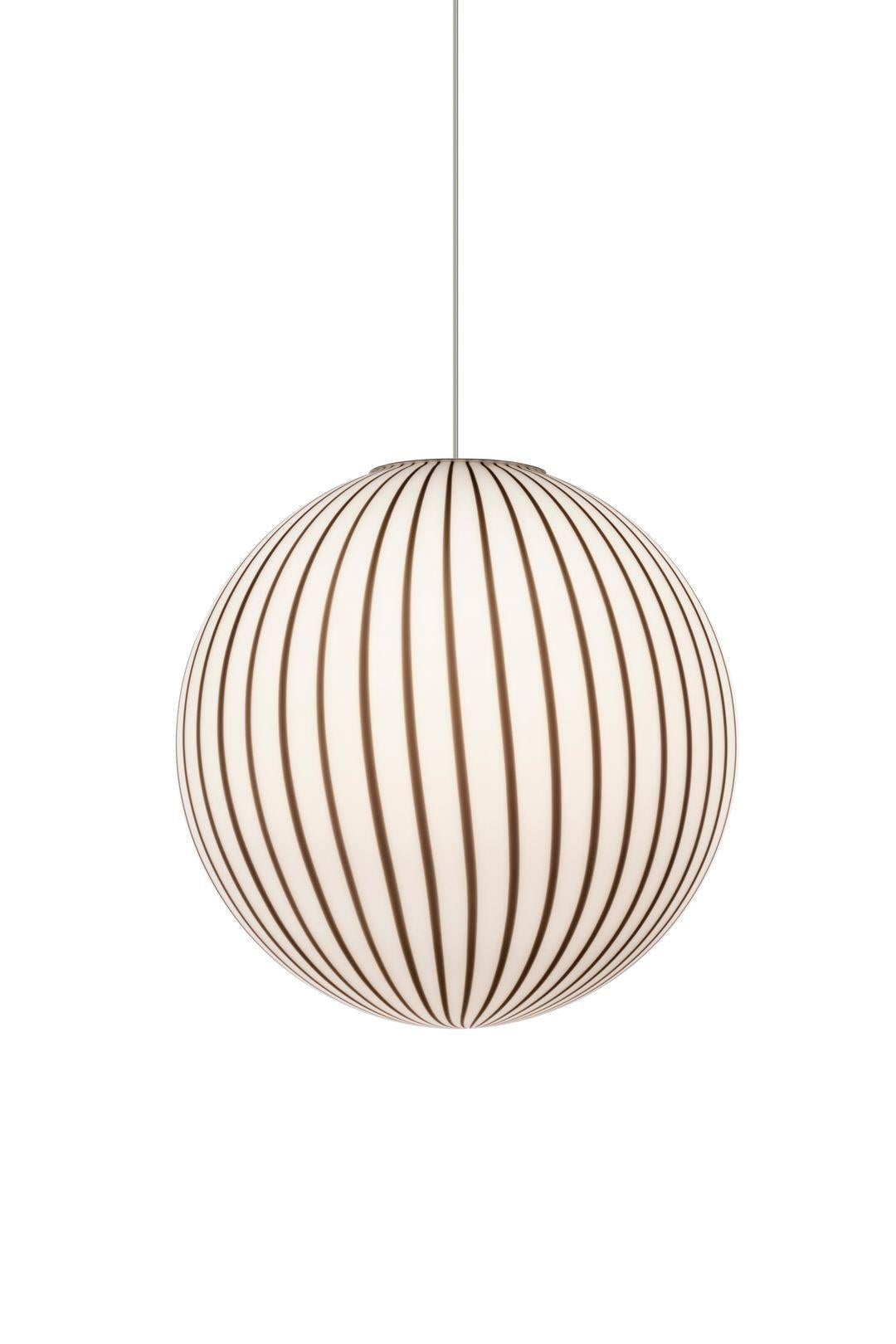 Sfruttando una tecnica che risale al XVI secolo, questa tecnica è una forma d'arte che si tramanda di generazione in generazione. La gamma di lampade a sospensione è realizzata a mano in vetro veneziano e ogni parte della produzione è eseguita a