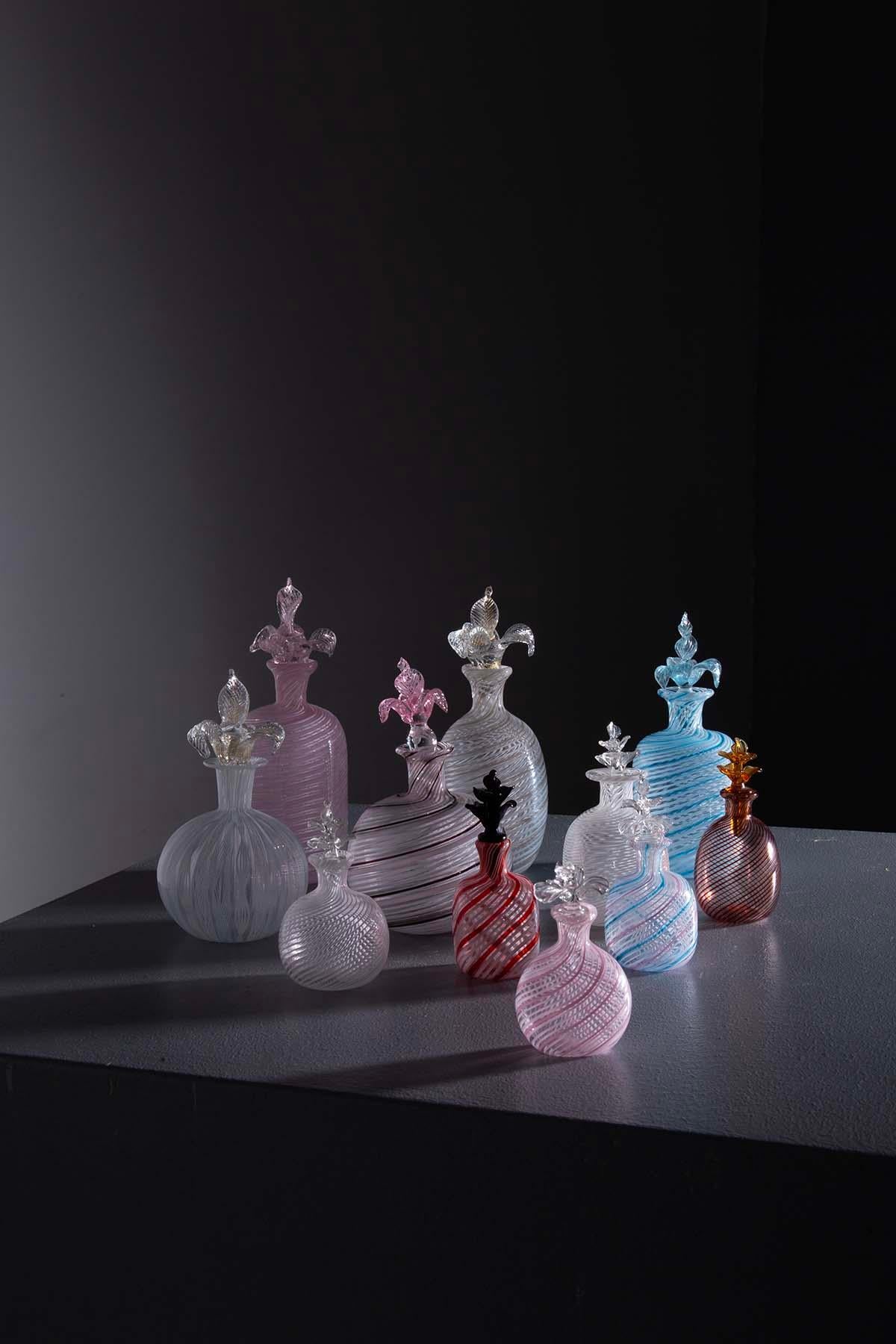 Ein Set von 10 exquisiten Zierampullen aus kostbarem Murano-Glas aus den 1960er Jahren ist ein wahres Kunststück.

Dieses Glas wurde von italienischen Meisterglaskünstlern mit einer speziellen Technik namens 