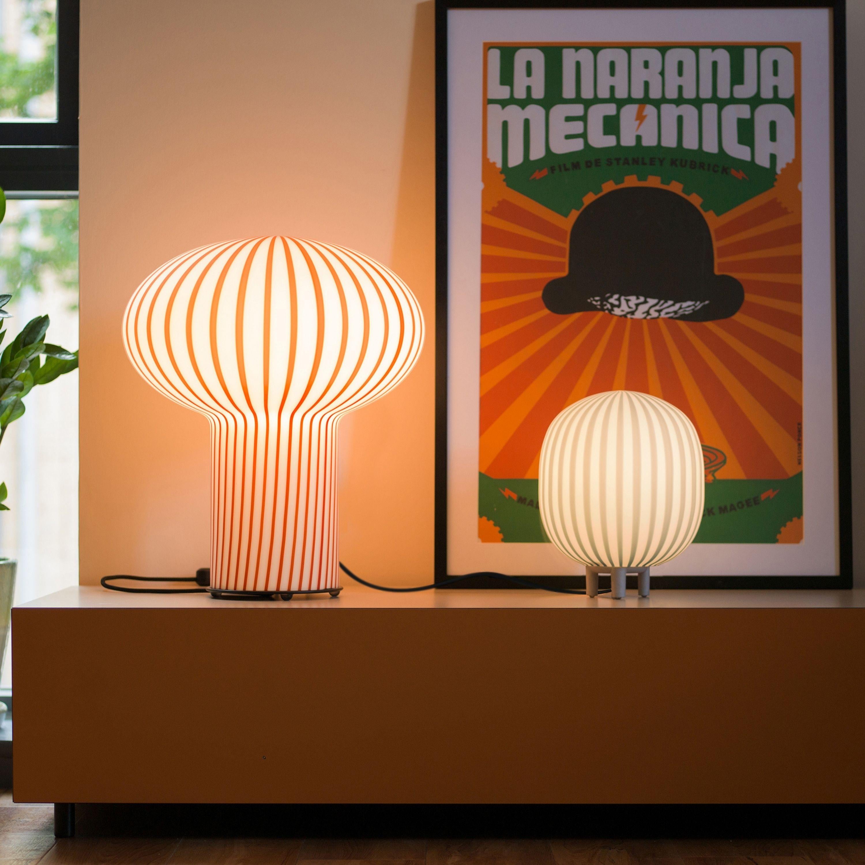 Buriné Lampe de table 'Filigrana' en rouge et verre opale pour Established & Sons en vente