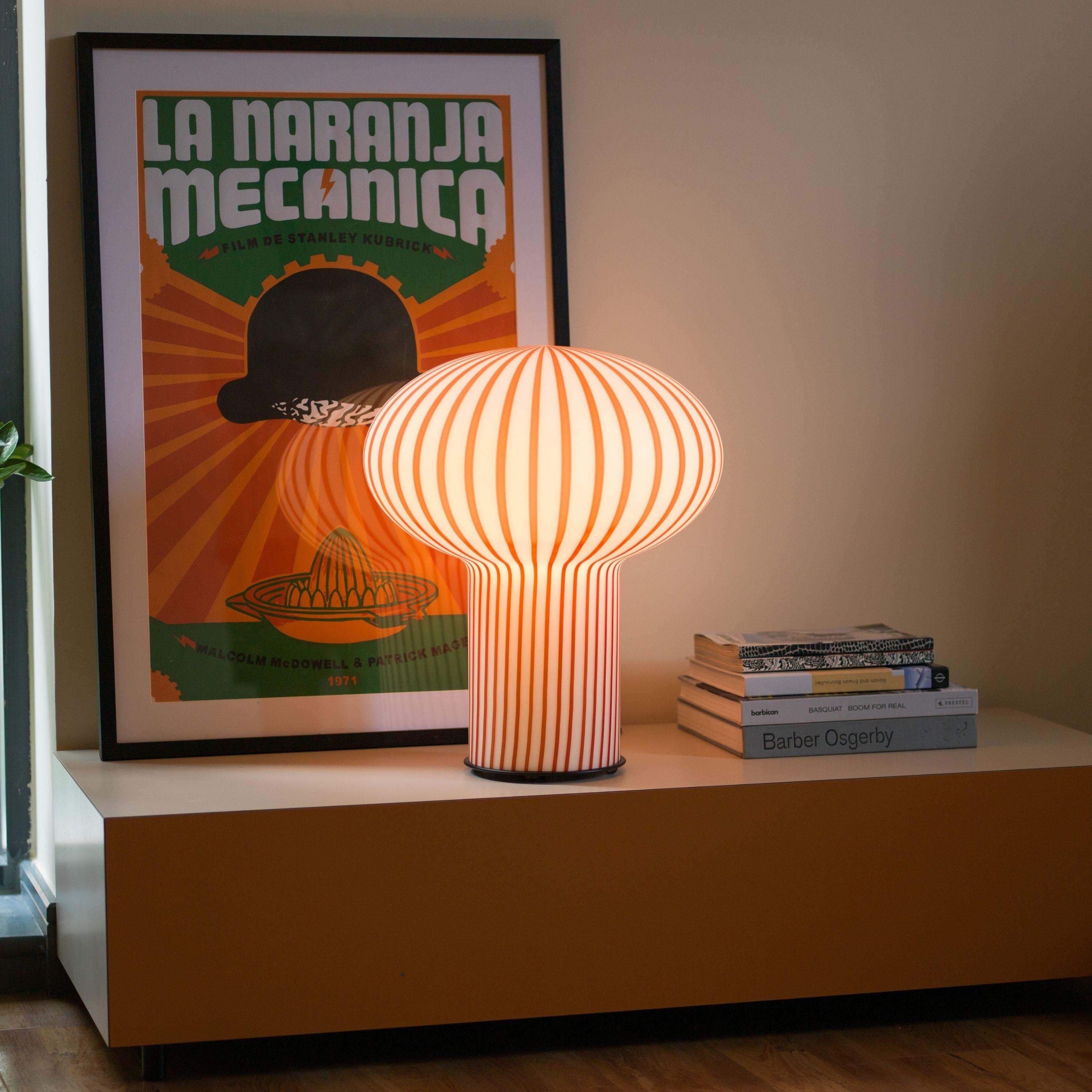 Verre brun Lampe de table 'Filigrana' en rouge et verre opale pour Established & Sons en vente