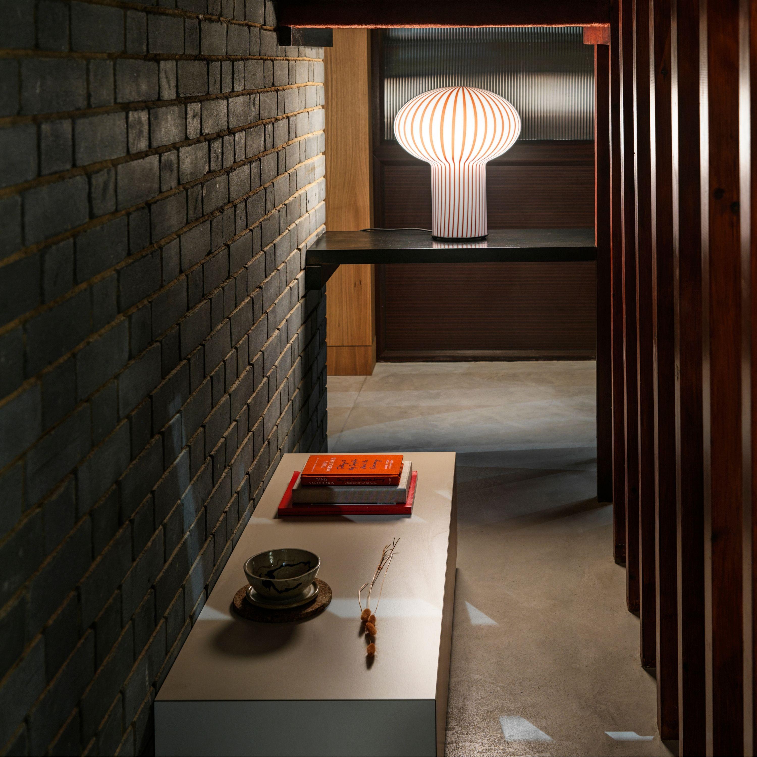 Lampe de table 'Filigrana' en rouge et verre opale pour Established & Sons en vente 1