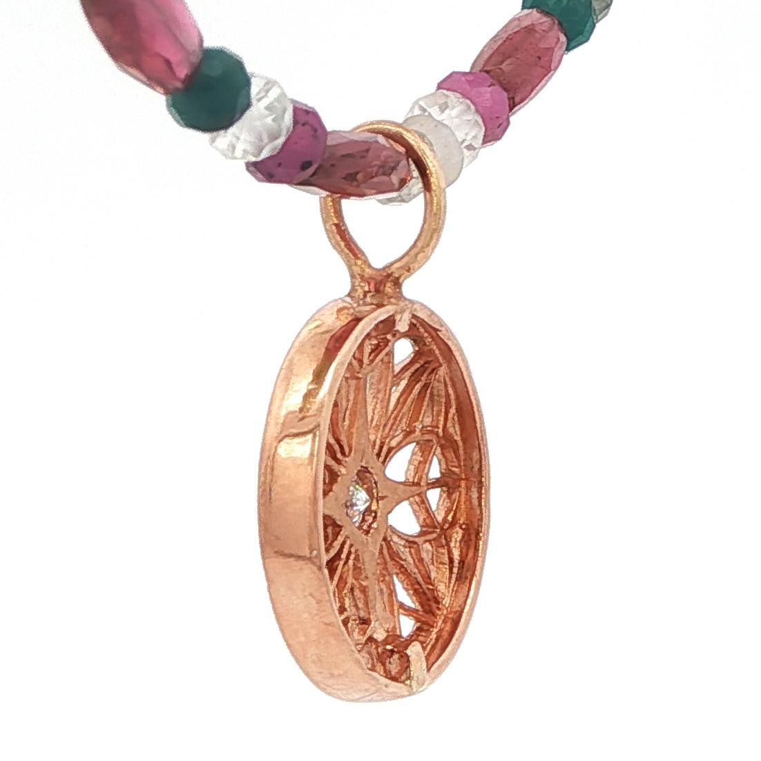 Ciondolo a disco in filigrana d'oro rosa 14K con diamante su una collana di pietre preziose da 18