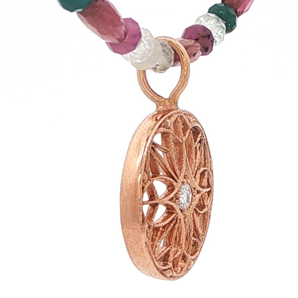 Ciondolo a disco in filigrana d'oro rosa 14K con diamante su una collana di pietre preziose da 18