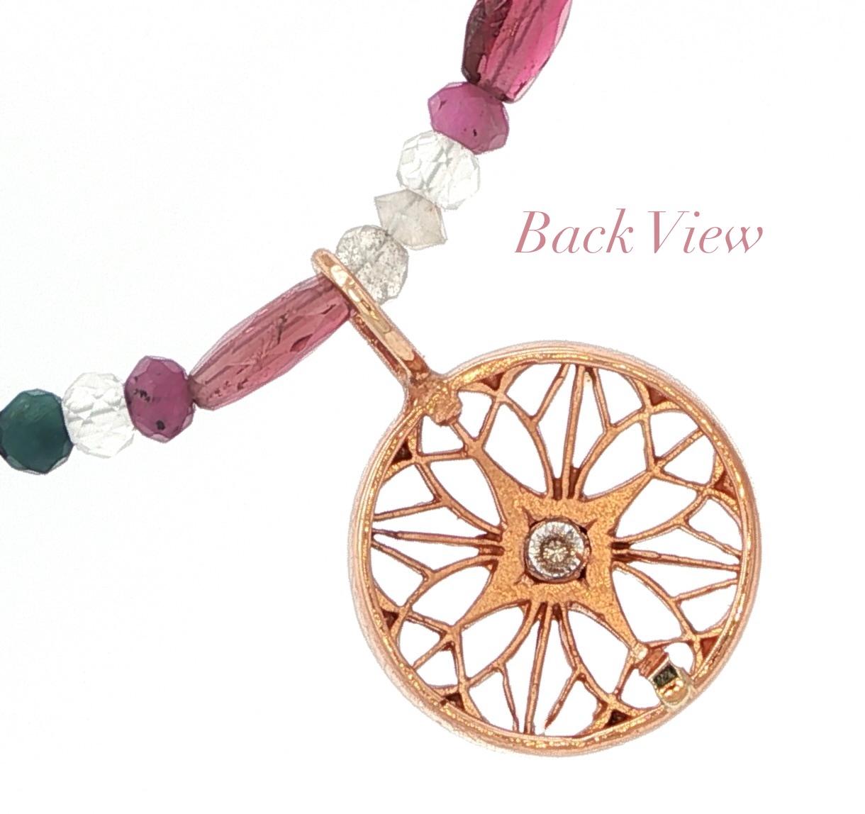 Ciondolo a disco in filigrana d'oro rosa 14K con diamante su una collana di pietre preziose da 18