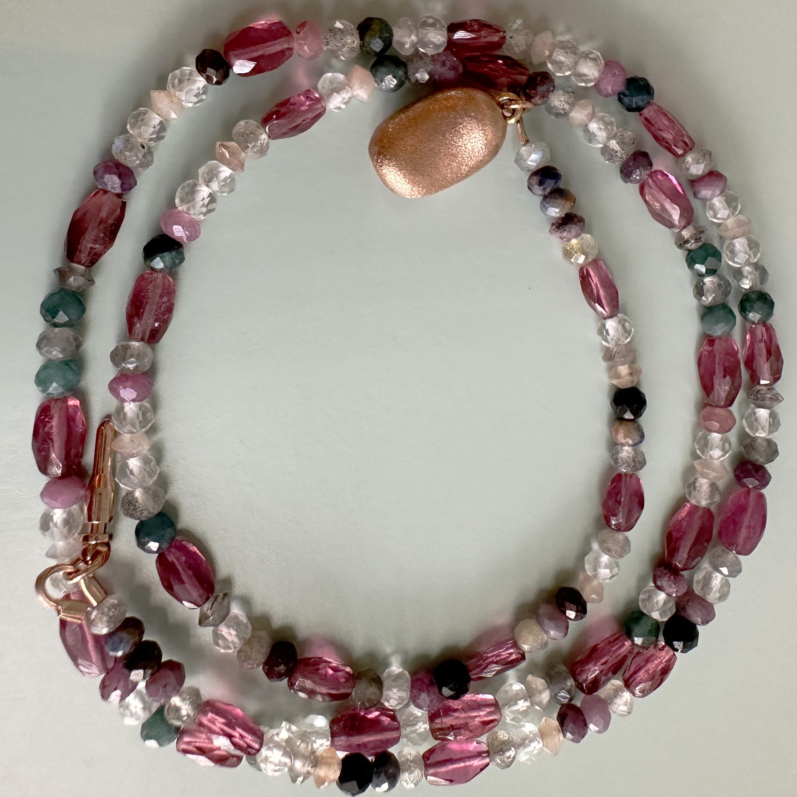 Ciondolo a disco in filigrana d'oro rosa 14K con diamante su una collana di pietre preziose da 18