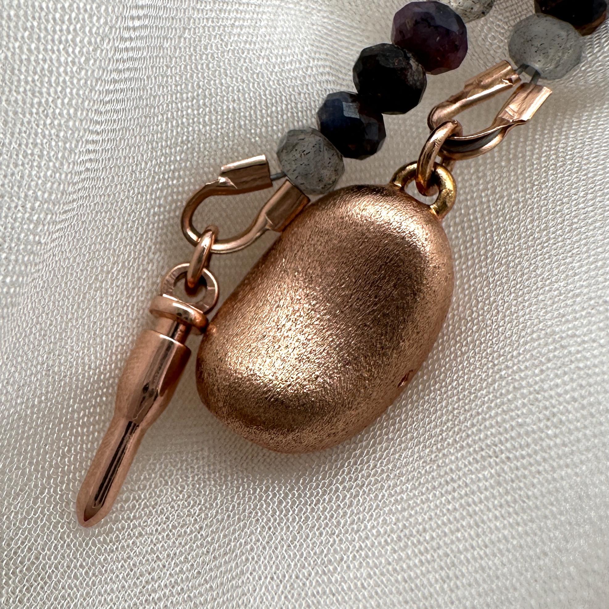 Ciondolo a disco in filigrana d'oro rosa 14K con diamante su una collana di pietre preziose da 18