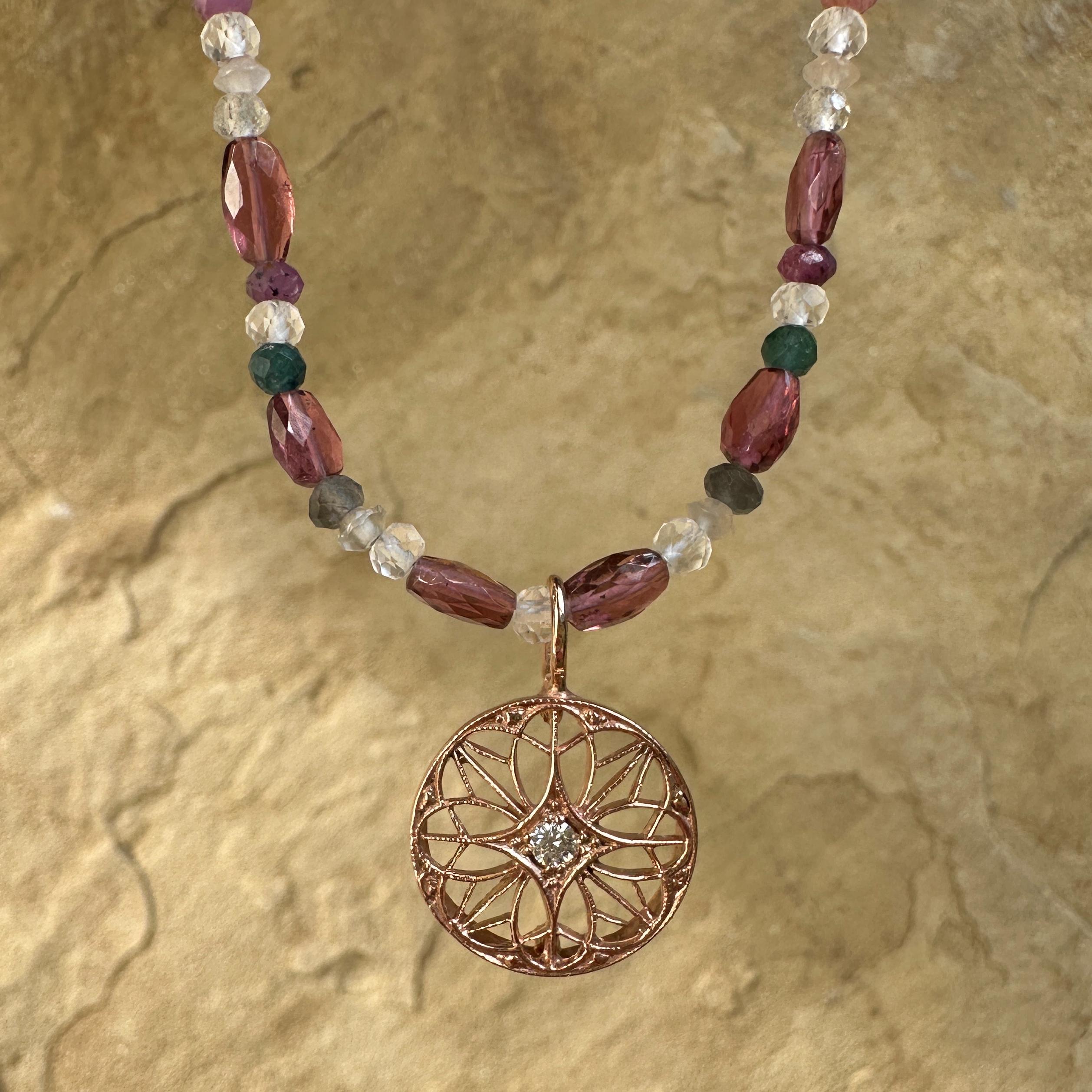 Questo charm a disco traforato di ispirazione vintage è un evergreen di Eytan Brandes.  An He l'ha utilizzato in orecchini, bracciali e collane.  Ecco la manifestazione più semplice:  solo il disco con una balla fissa in cima.  

In oro rosa, al