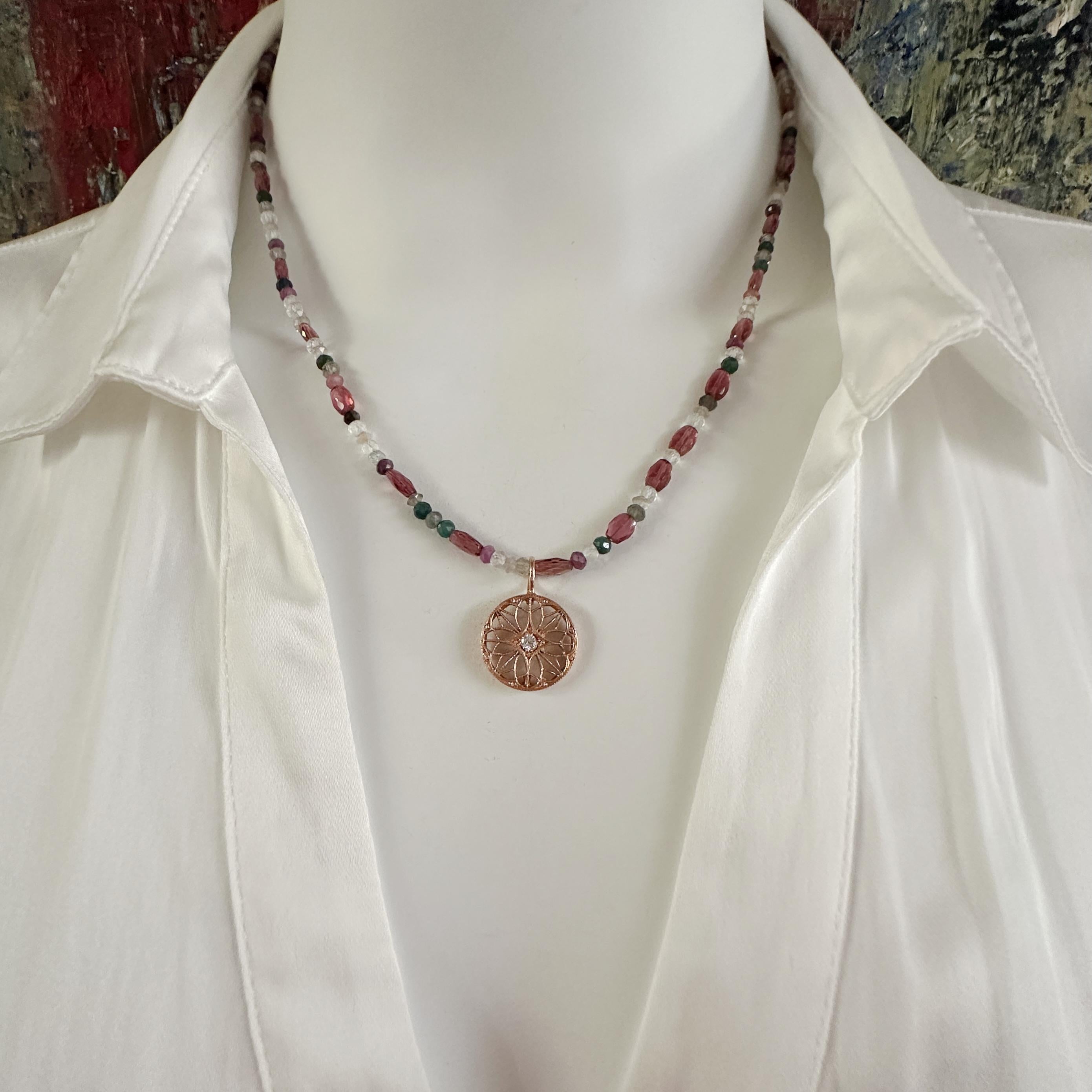 Contemporaneo Ciondolo a disco in filigrana d'oro rosa 14K con diamante su una collana di pietre preziose da 18