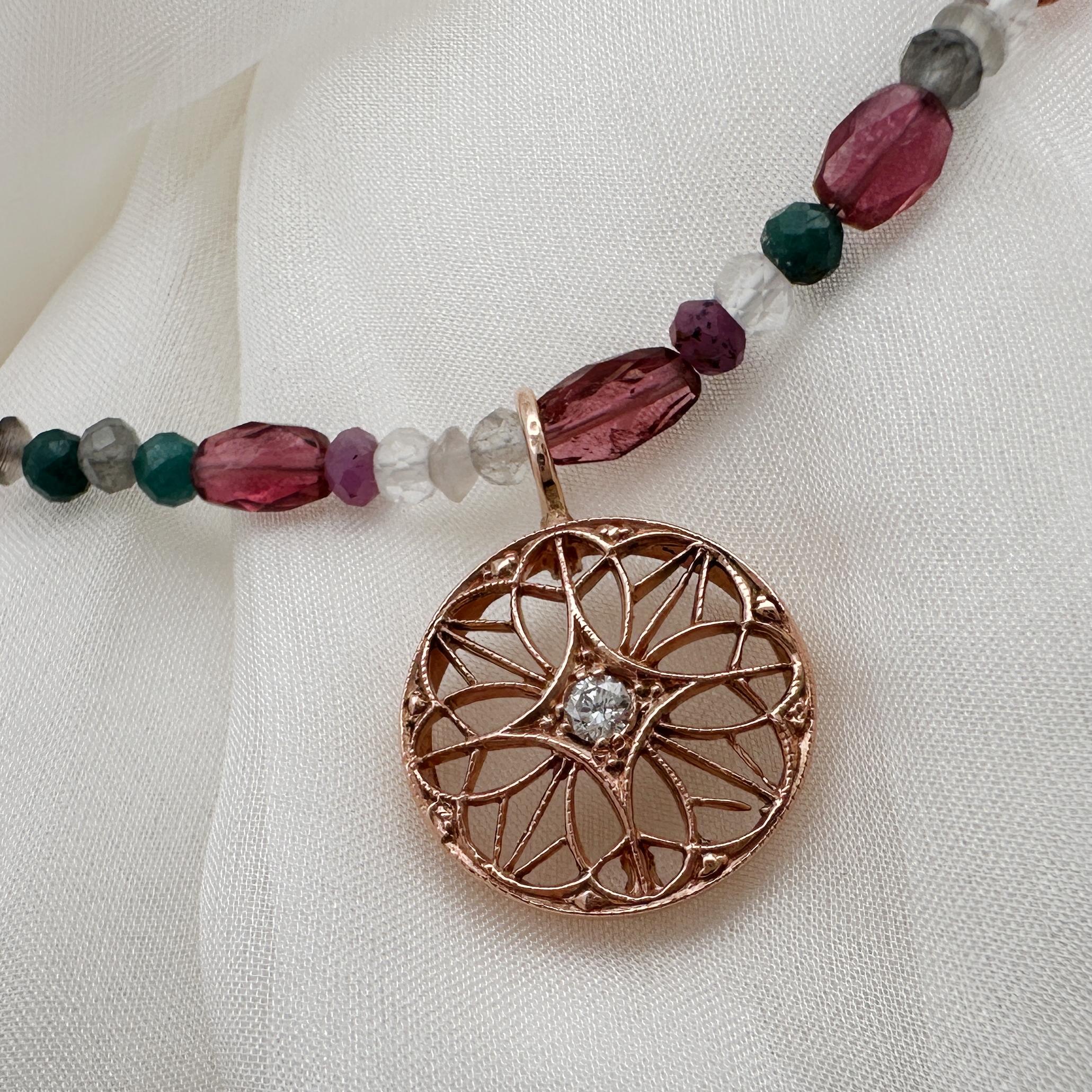 Taglio a rosa Ciondolo a disco in filigrana d'oro rosa 14K con diamante su una collana di pietre preziose da 18