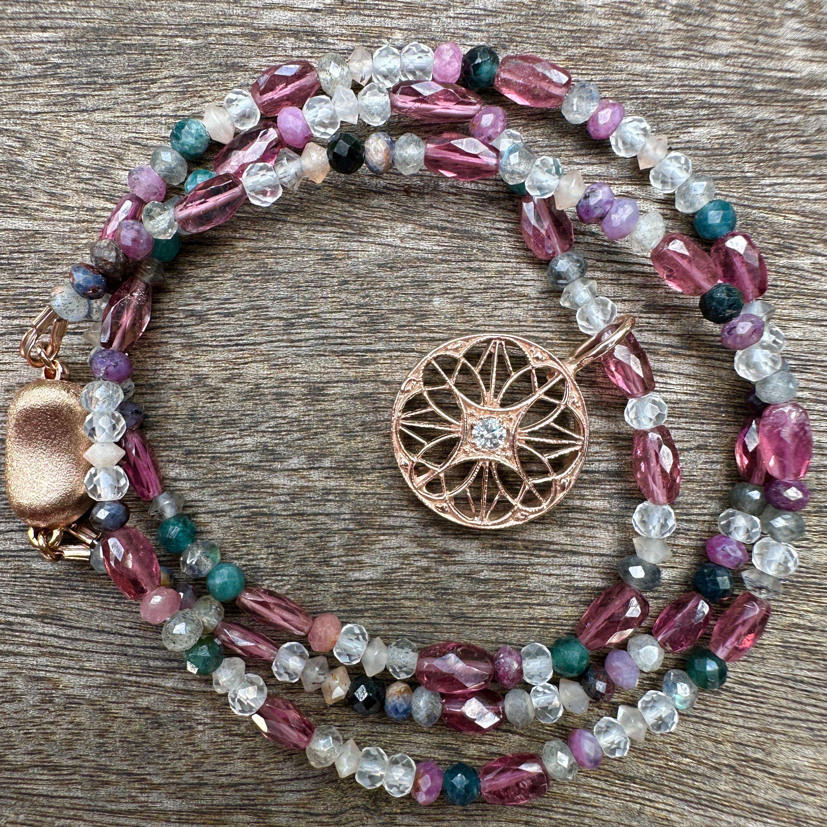 Ciondolo a disco in filigrana d'oro rosa 14K con diamante su una collana di pietre preziose da 18