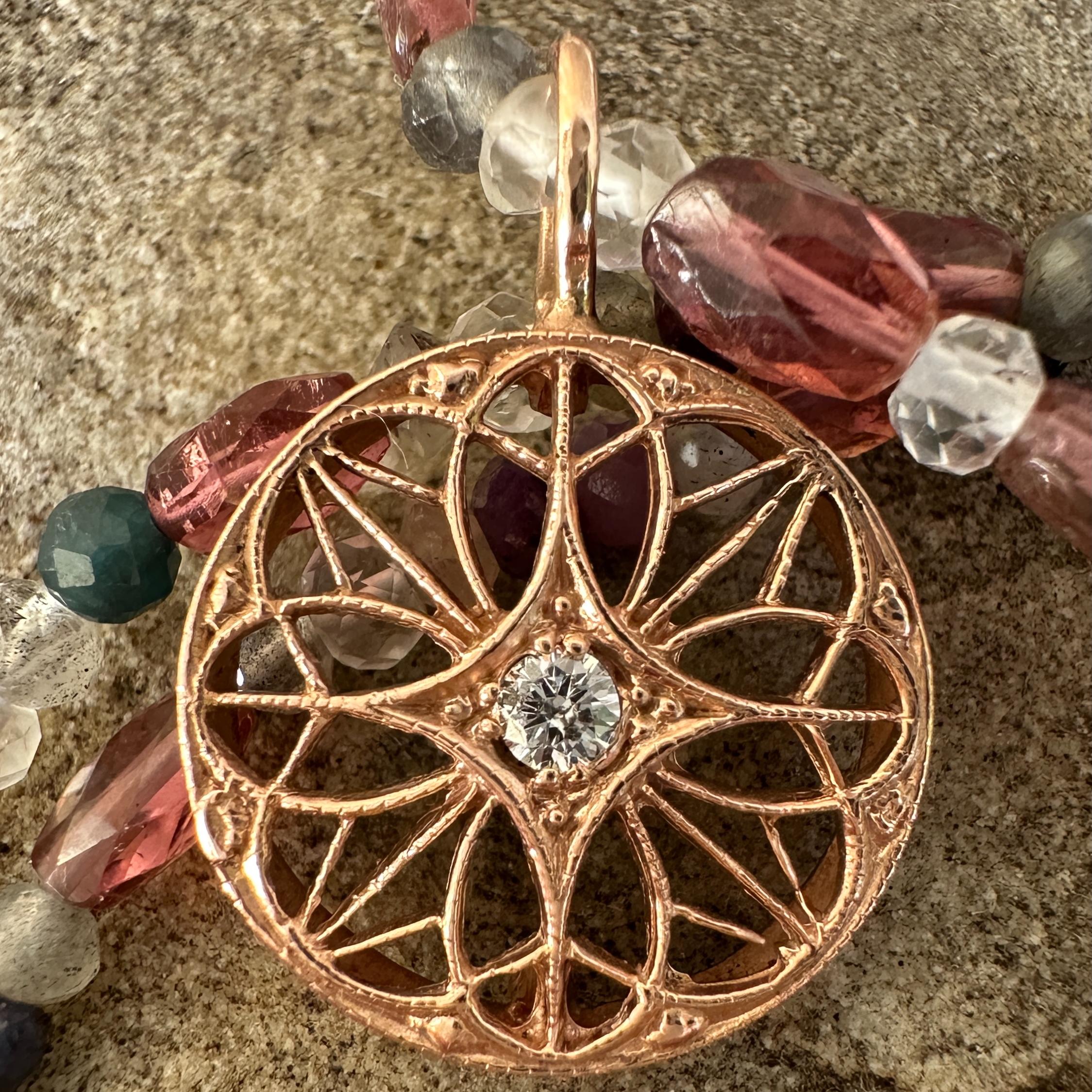 Donna Ciondolo a disco in filigrana d'oro rosa 14K con diamante su una collana di pietre preziose da 18