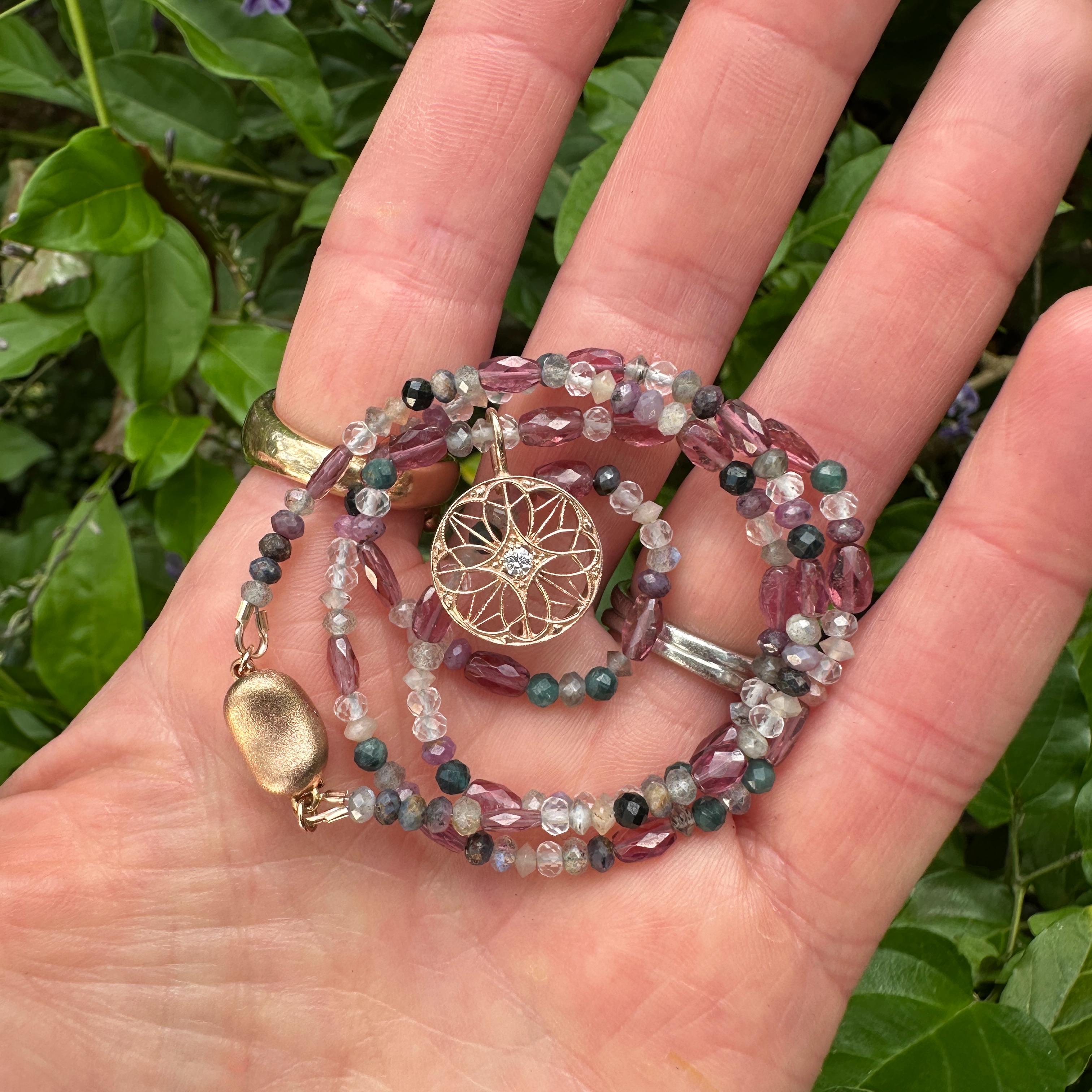 Ciondolo a disco in filigrana d'oro rosa 14K con diamante su una collana di pietre preziose da 18