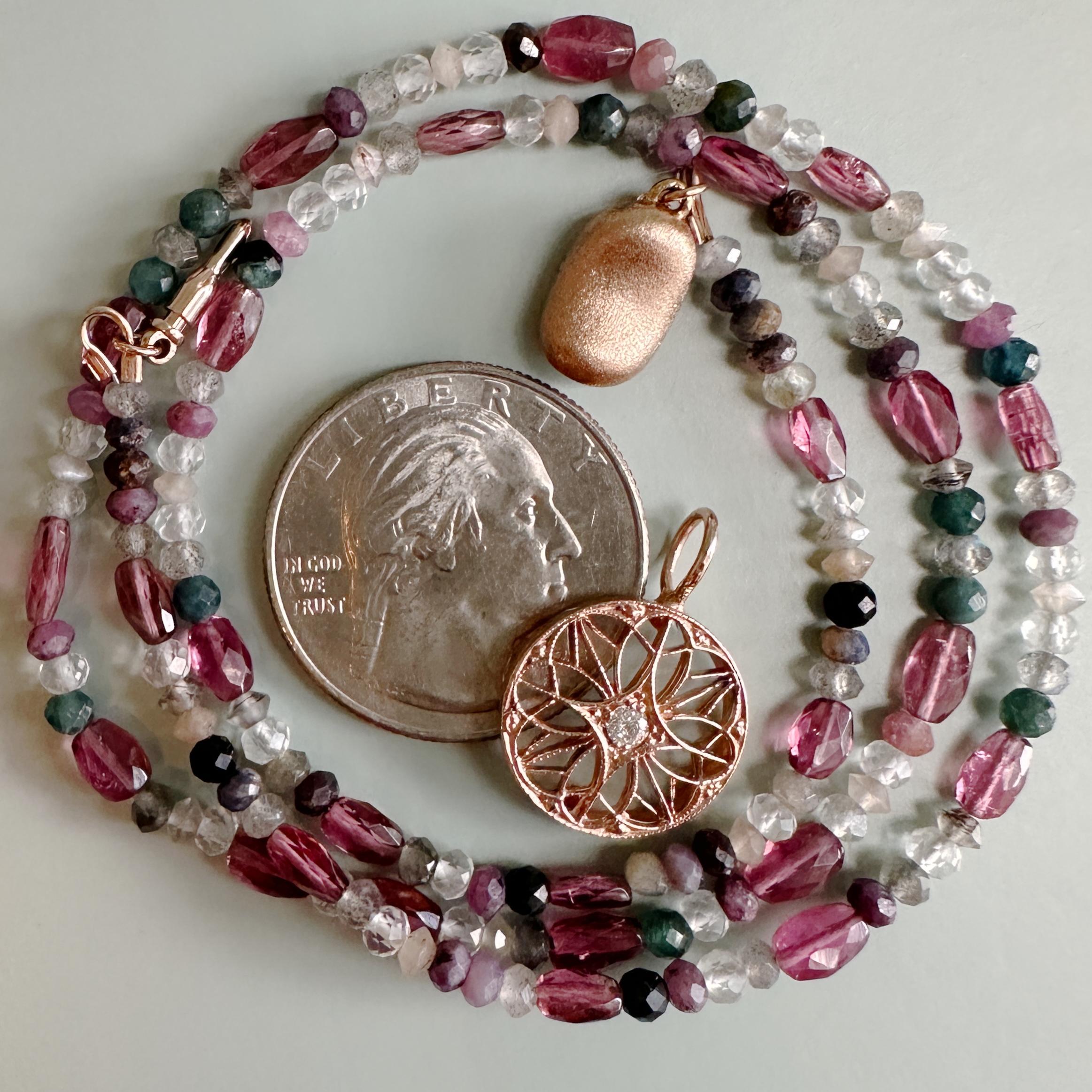 Ciondolo a disco in filigrana d'oro rosa 14K con diamante su una collana di pietre preziose da 18