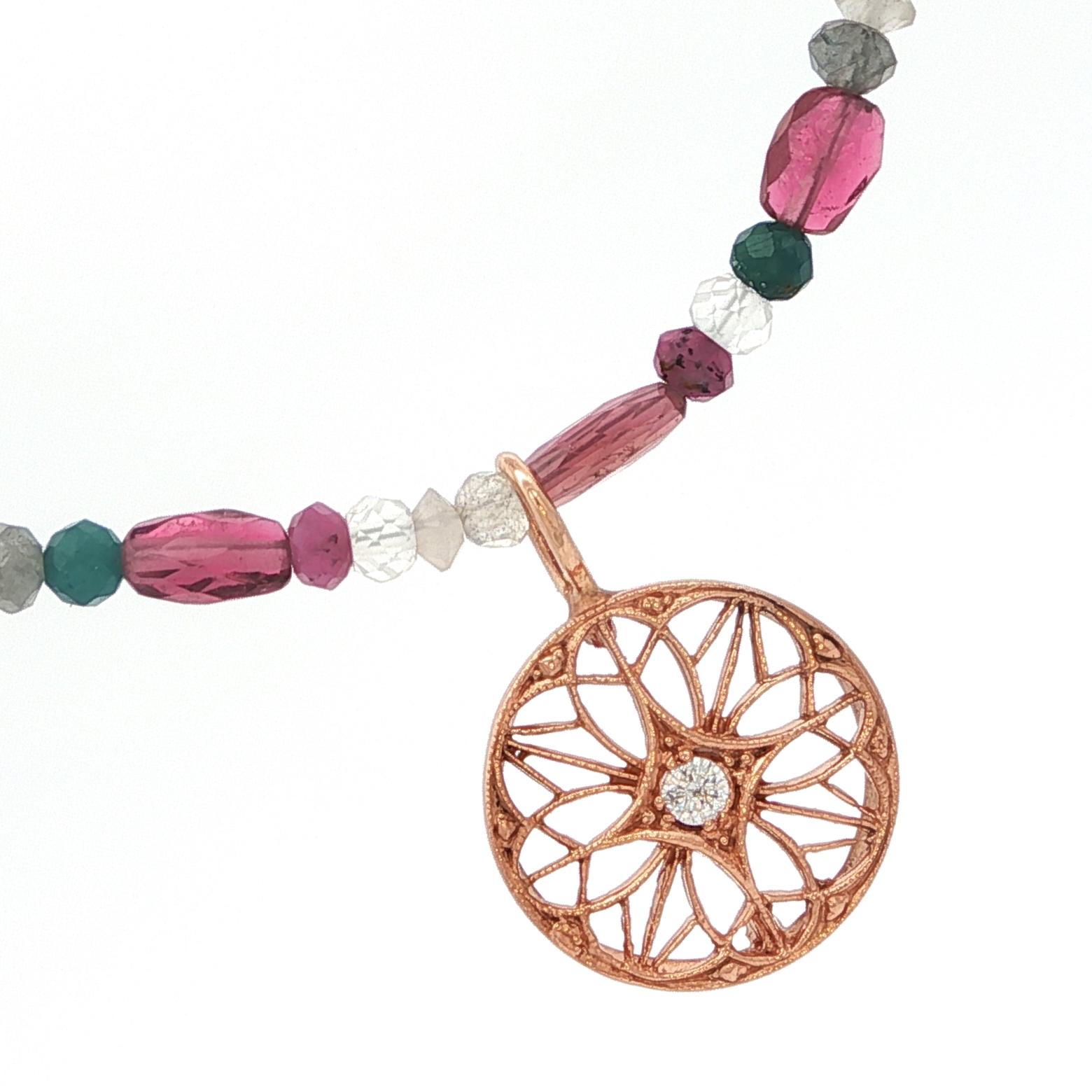 Ciondolo a disco in filigrana d'oro rosa 14K con diamante su una collana di pietre preziose da 18