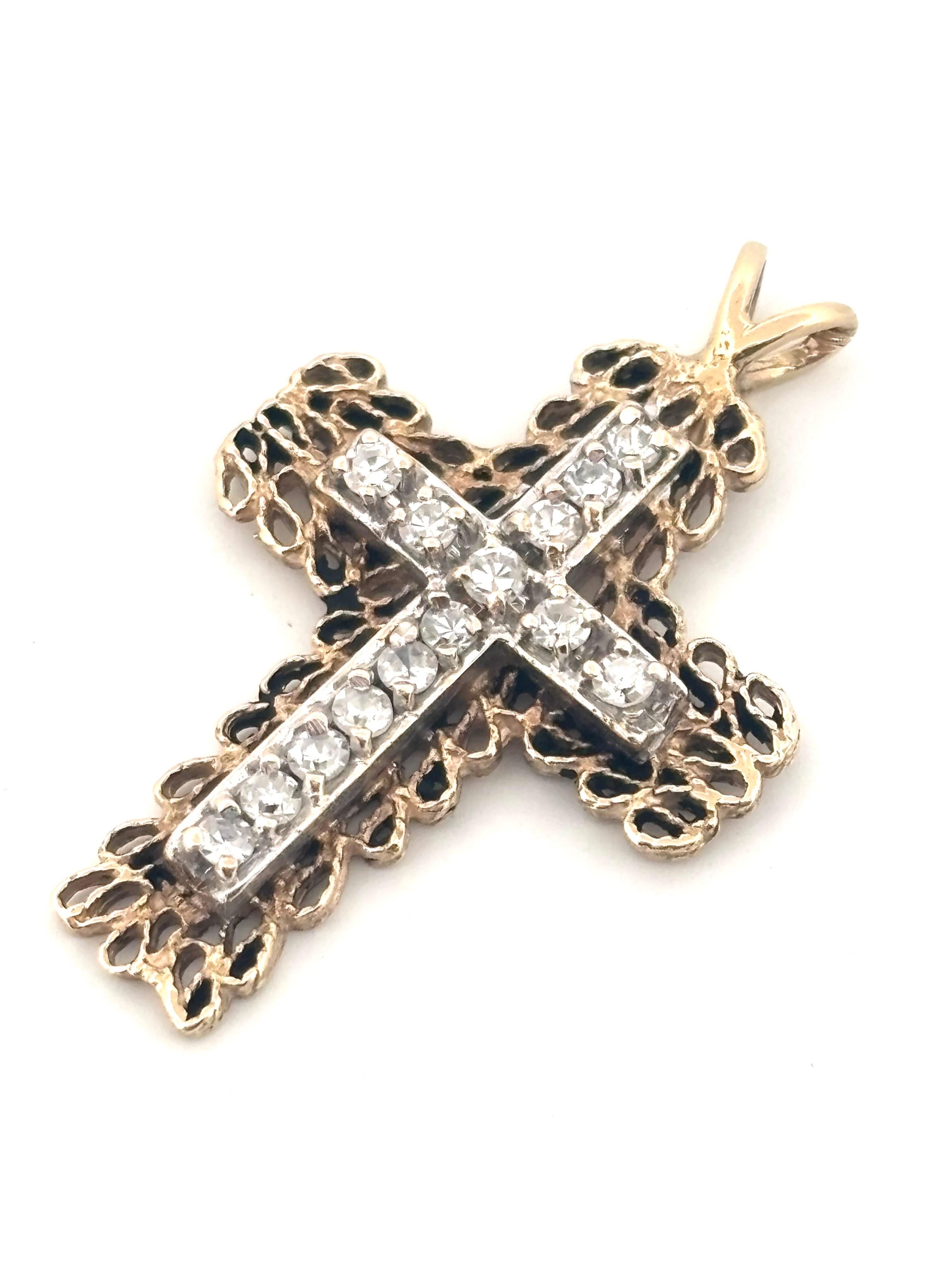 Dieser filigrane 14-karätige Kreuzanhänger aus Gelbgold mit Diamanten verbindet auf wunderbare Weise zeitlosen Glauben mit aufwändiger Handwerkskunst. Mit einem Gewicht von 3,2 Gramm, einer Länge von 1,15 Zoll (einschließlich Bügel) und einer Breite