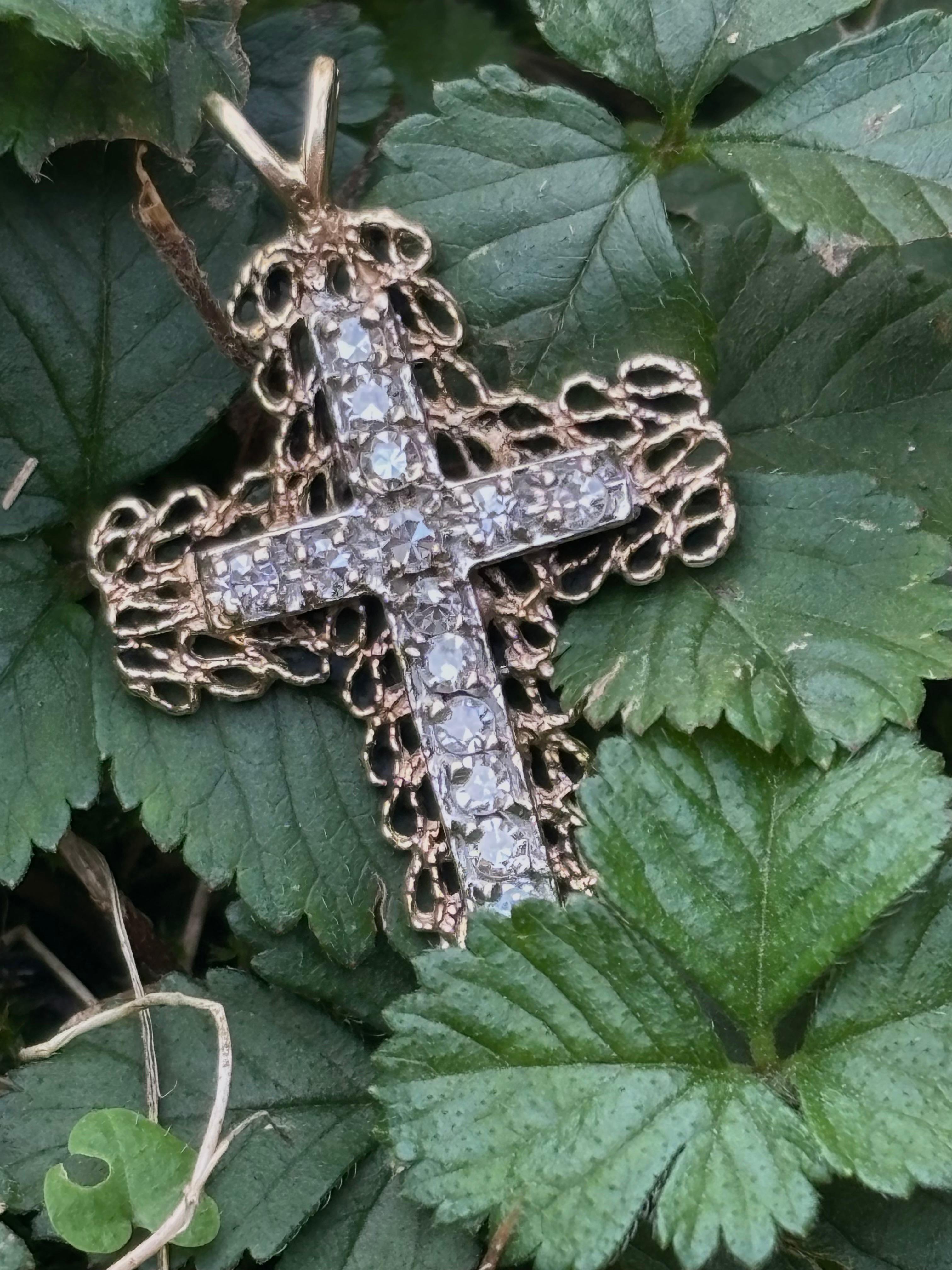 Filigraner 14K Gelbgold Vintage 0.28ctw H-I SI2 Runder Diamant Kreuz Anhänger (Retro) im Angebot