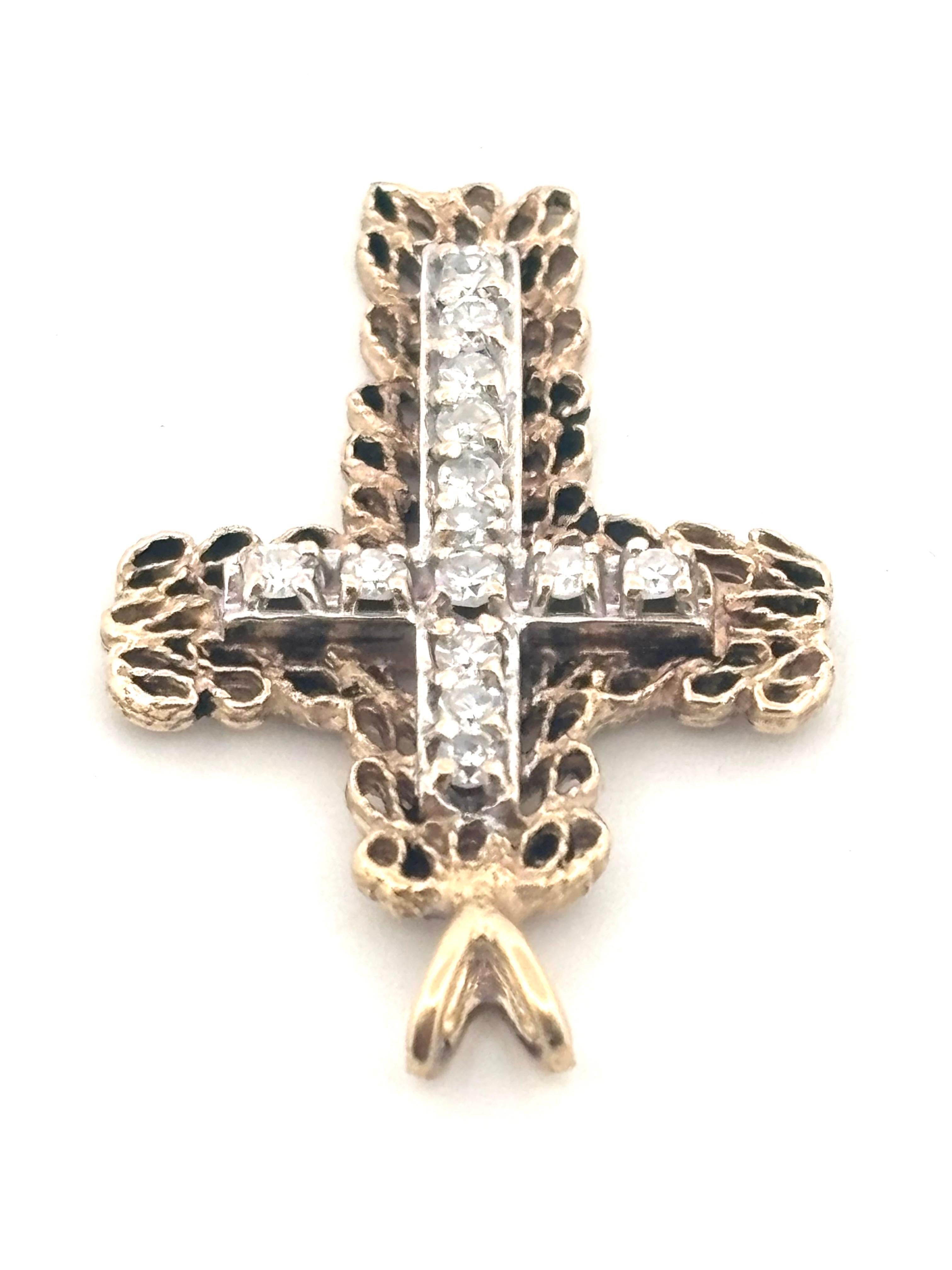 Filigraner 14K Gelbgold Vintage 0.28ctw H-I SI2 Runder Diamant Kreuz Anhänger im Zustand „Gut“ im Angebot in Sewickley, PA