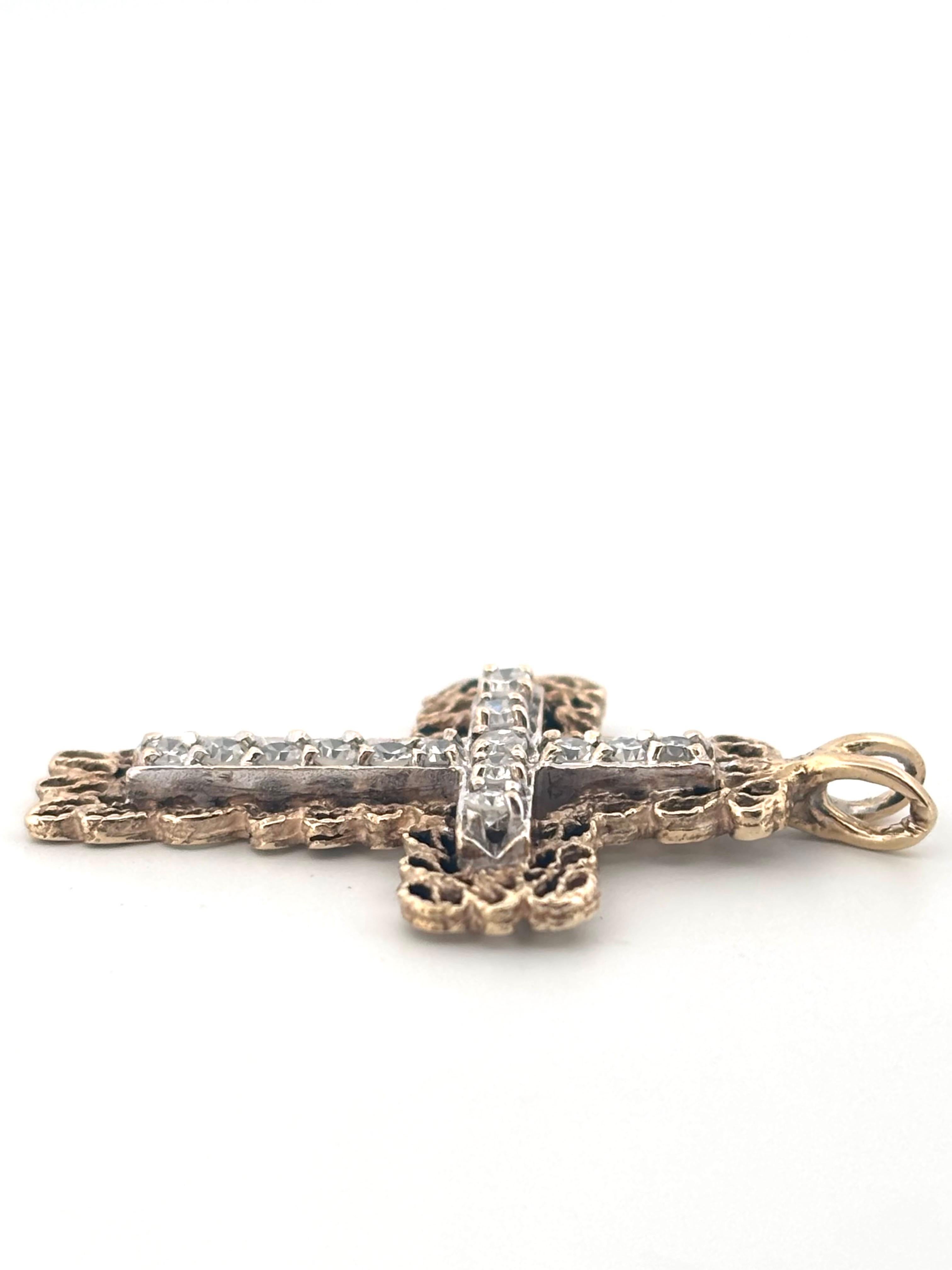 Filigraner 14K Gelbgold Vintage 0.28ctw H-I SI2 Runder Diamant Kreuz Anhänger für Damen oder Herren im Angebot