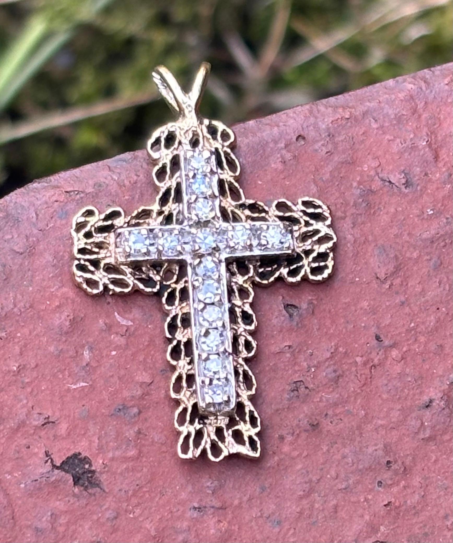 Filigraner 14K Gelbgold Vintage 0.28ctw H-I SI2 Runder Diamant Kreuz Anhänger im Angebot 1