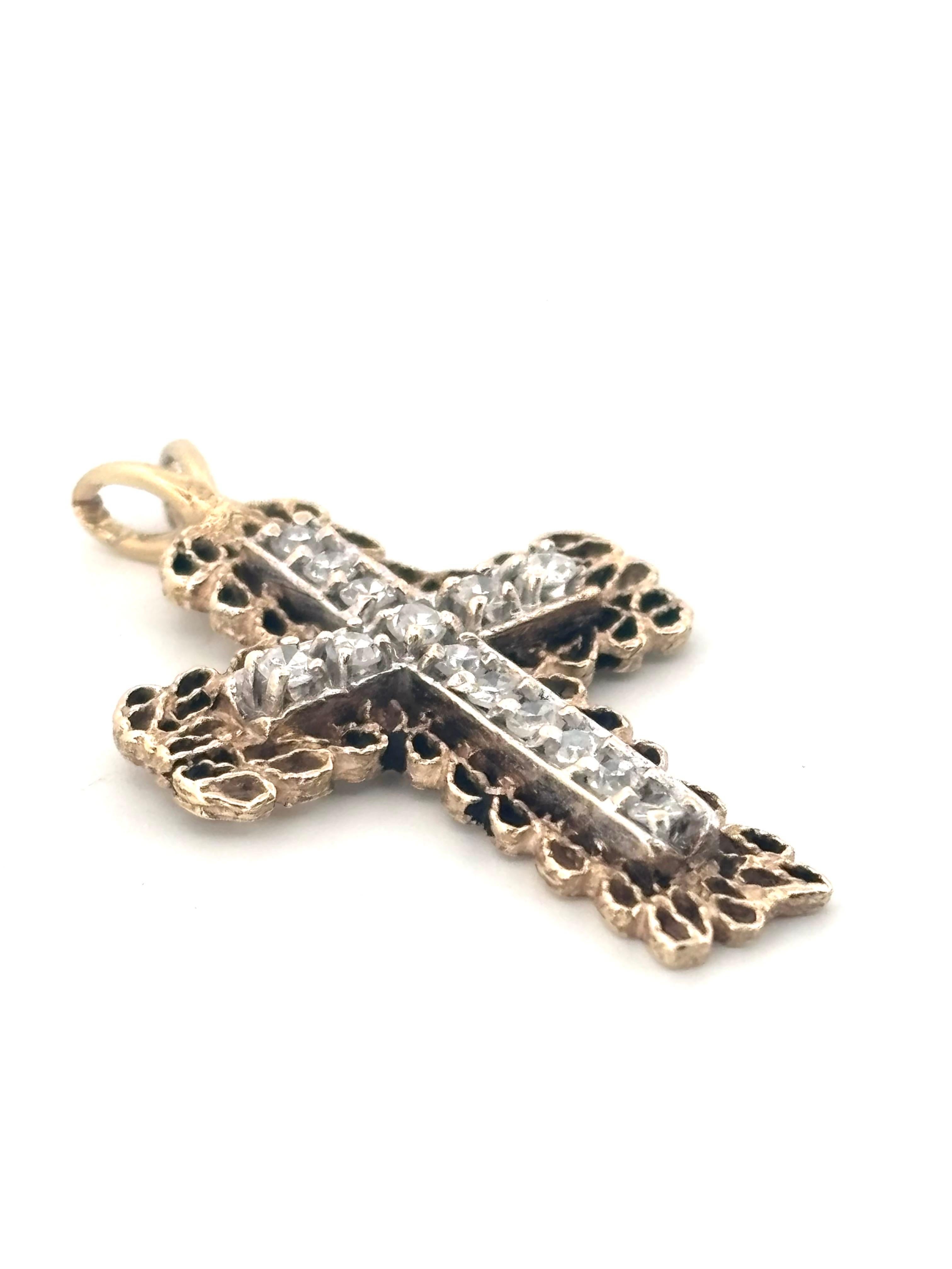 Filigraner 14K Gelbgold Vintage 0.28ctw H-I SI2 Runder Diamant Kreuz Anhänger im Angebot 3