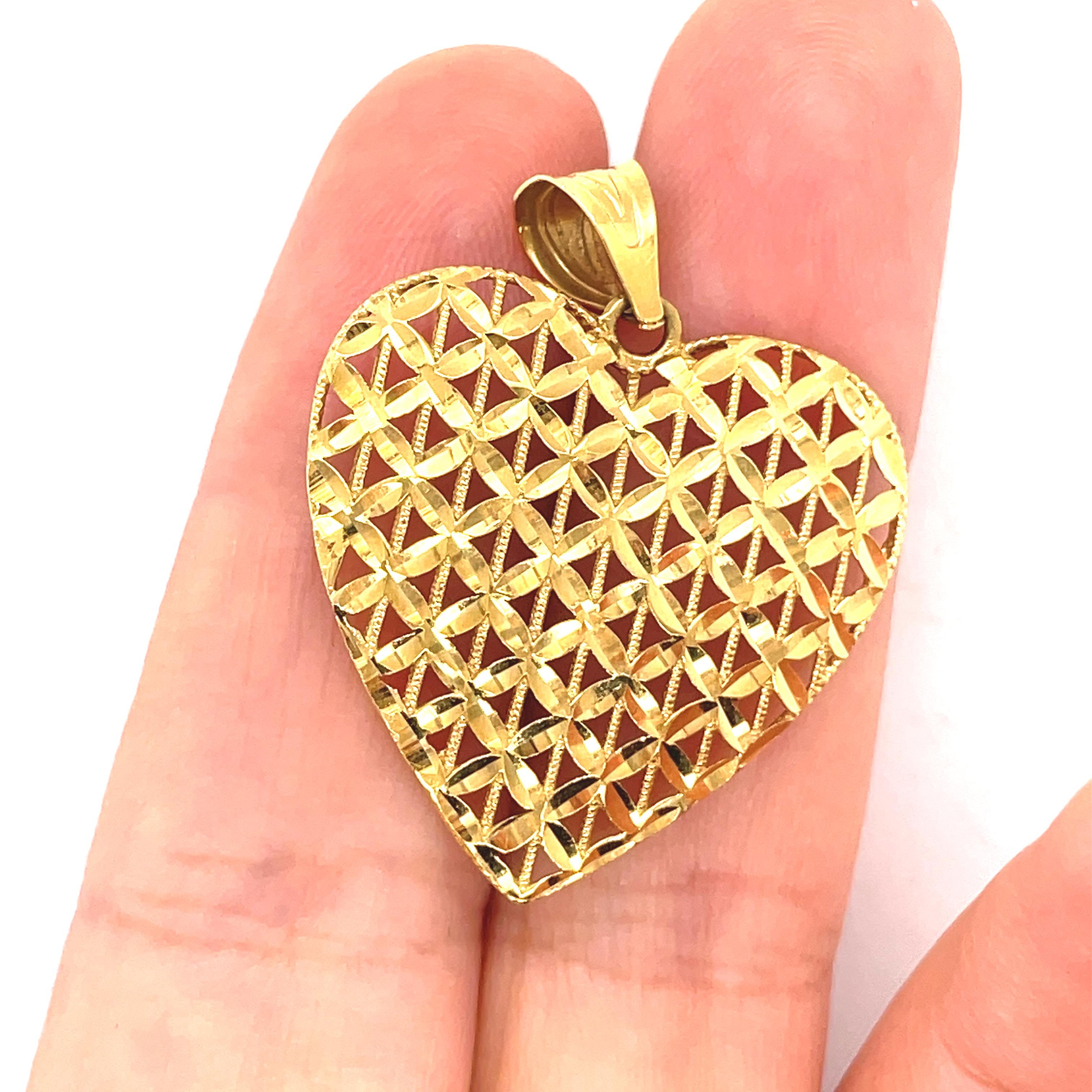 Filigree Basket Weave Heart Pendant, Big 18K Gold Heart Pendant, Estate jewelry In Excellent Condition For Sale In Ramat Gan, IL