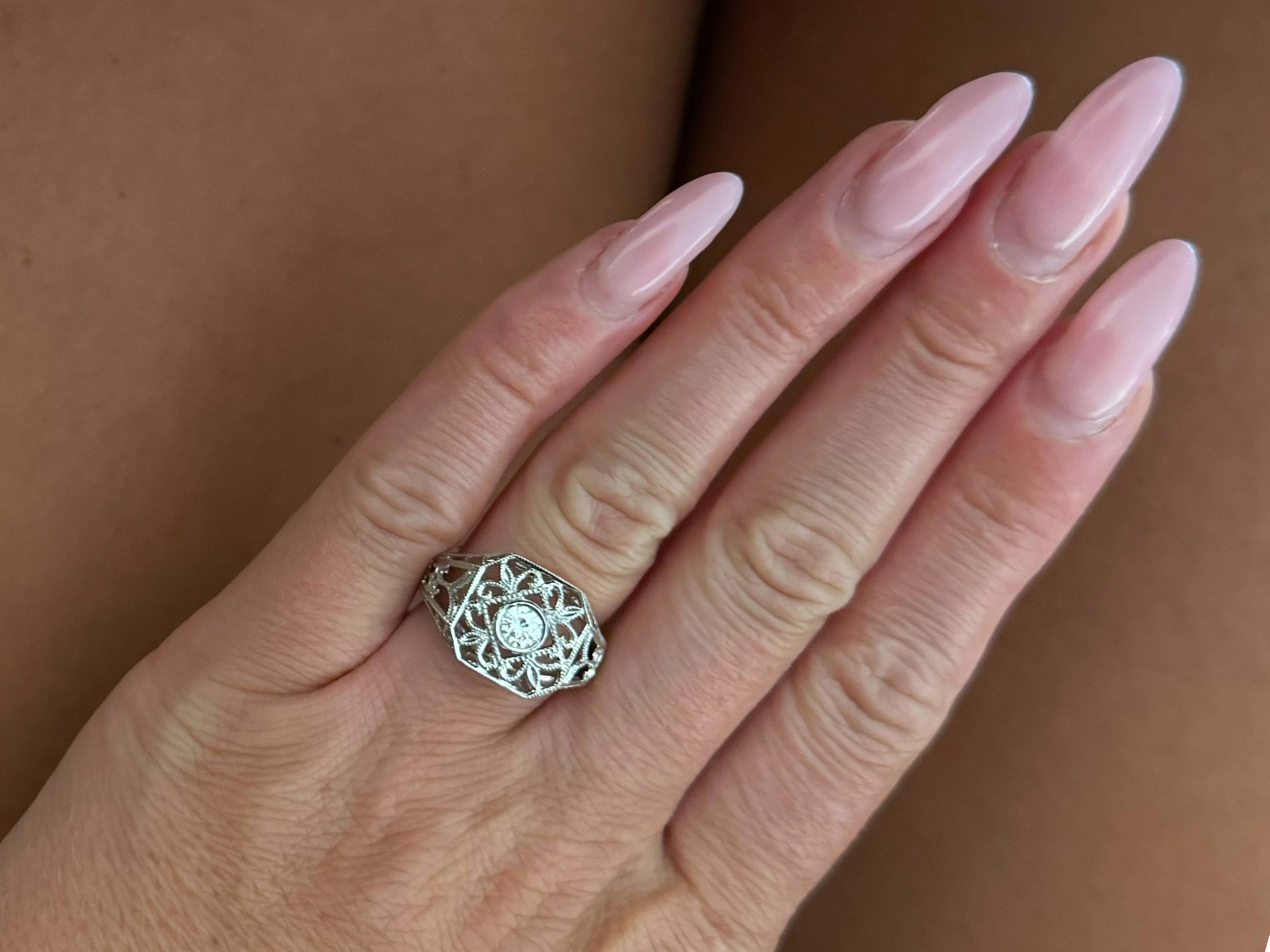 Item Specifications:

Metal: Platinum

Diamond Count: 1 brilliant cut

Total Diamond Carat Weight: ~0.64 carats 

Diamond Color: I

Diamond Clarity: VS

Ring Size: 6.5

Total Weight: 6.2 Grams

Stamped: 
