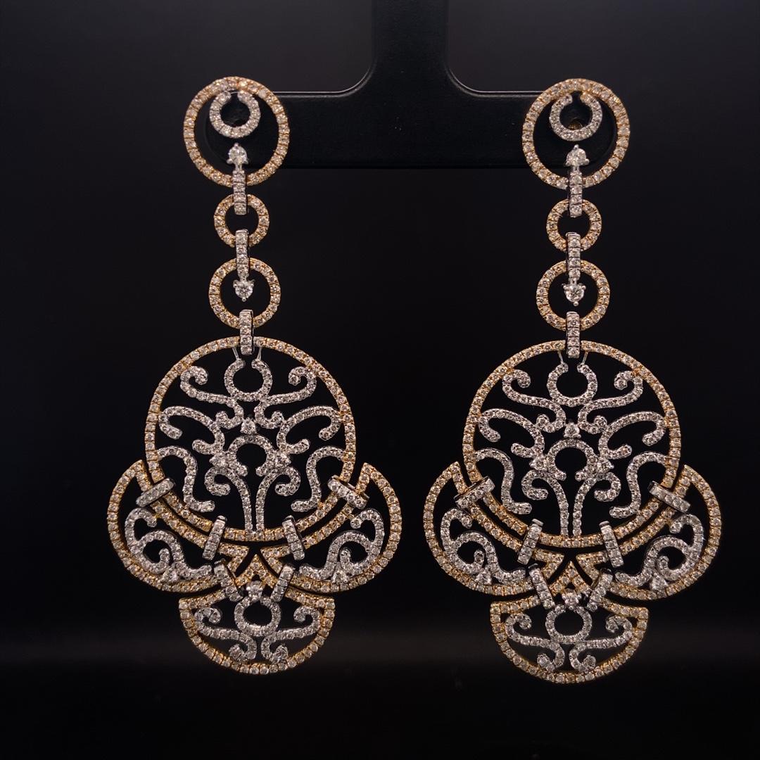 Filigree Design Diamond Dangle Earrings in 18k Solid Gold In New Condition For Sale In New Delhi, DL
