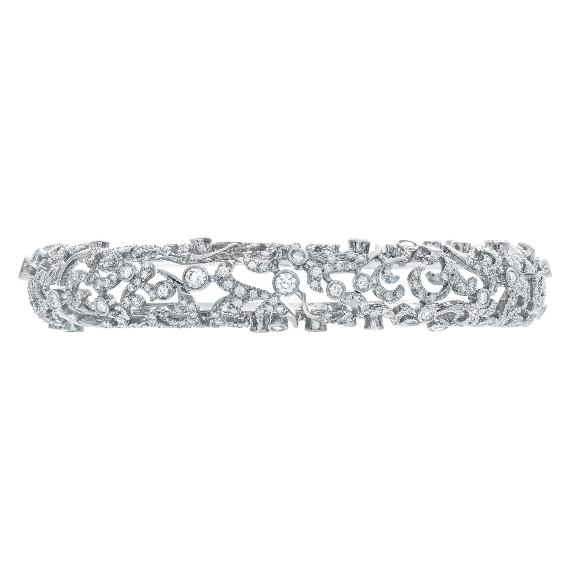 PRIX DE DÉTAIL ESTIMATIF : 23 400 $ VOTRE PRIX : 13 620 $ - Doux et charmant bracelet en or blanc 18k avec 4,13 carats de diamants de couleur F-G et de clarté VVS-VS. Largeur du bracelet : 0,45''. Épaisseur : 0,35''.