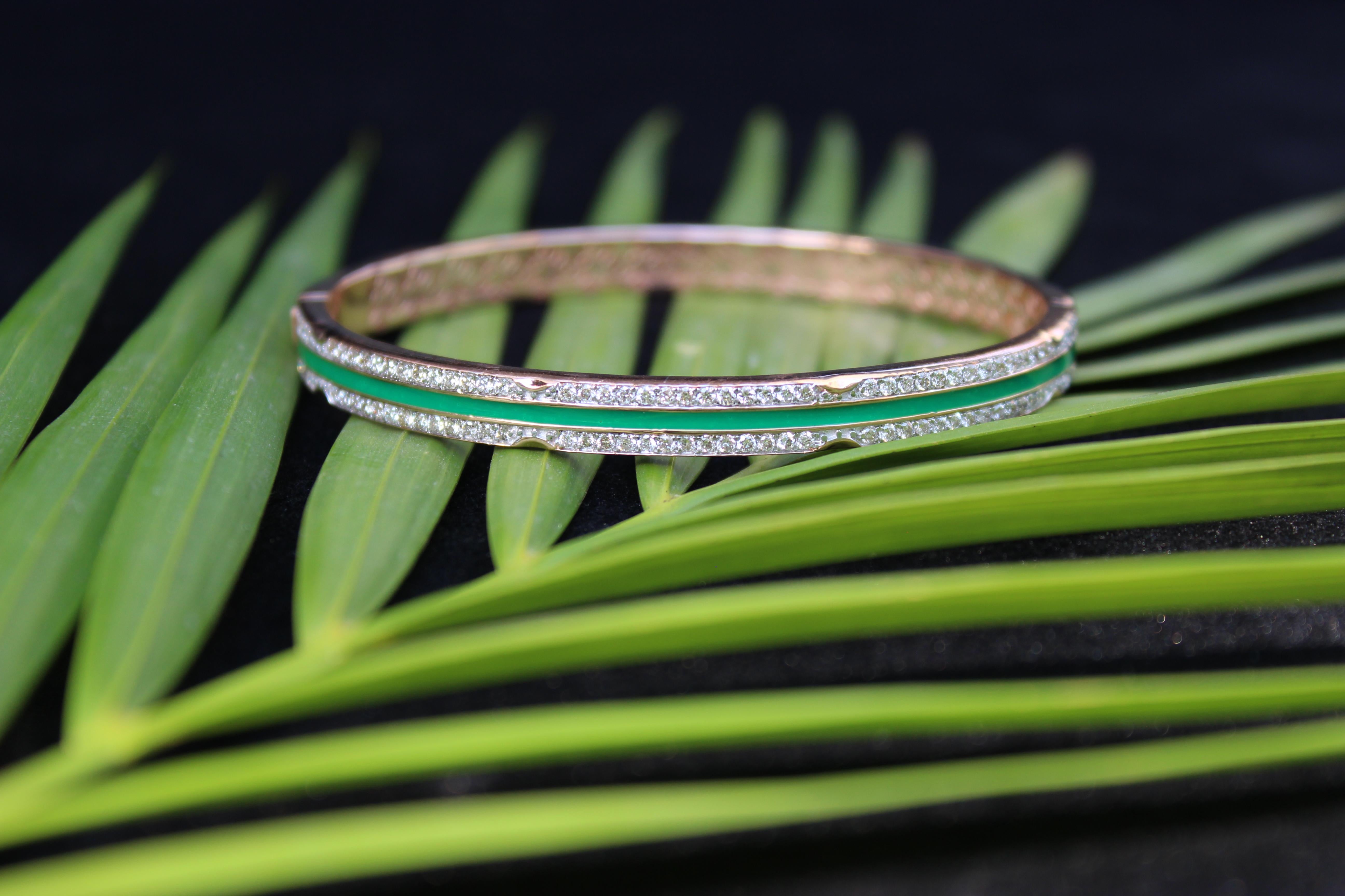 Filigranes Diamantarmband mit grüner Emaille aus 18 Karat massivem Gold im Angebot 8