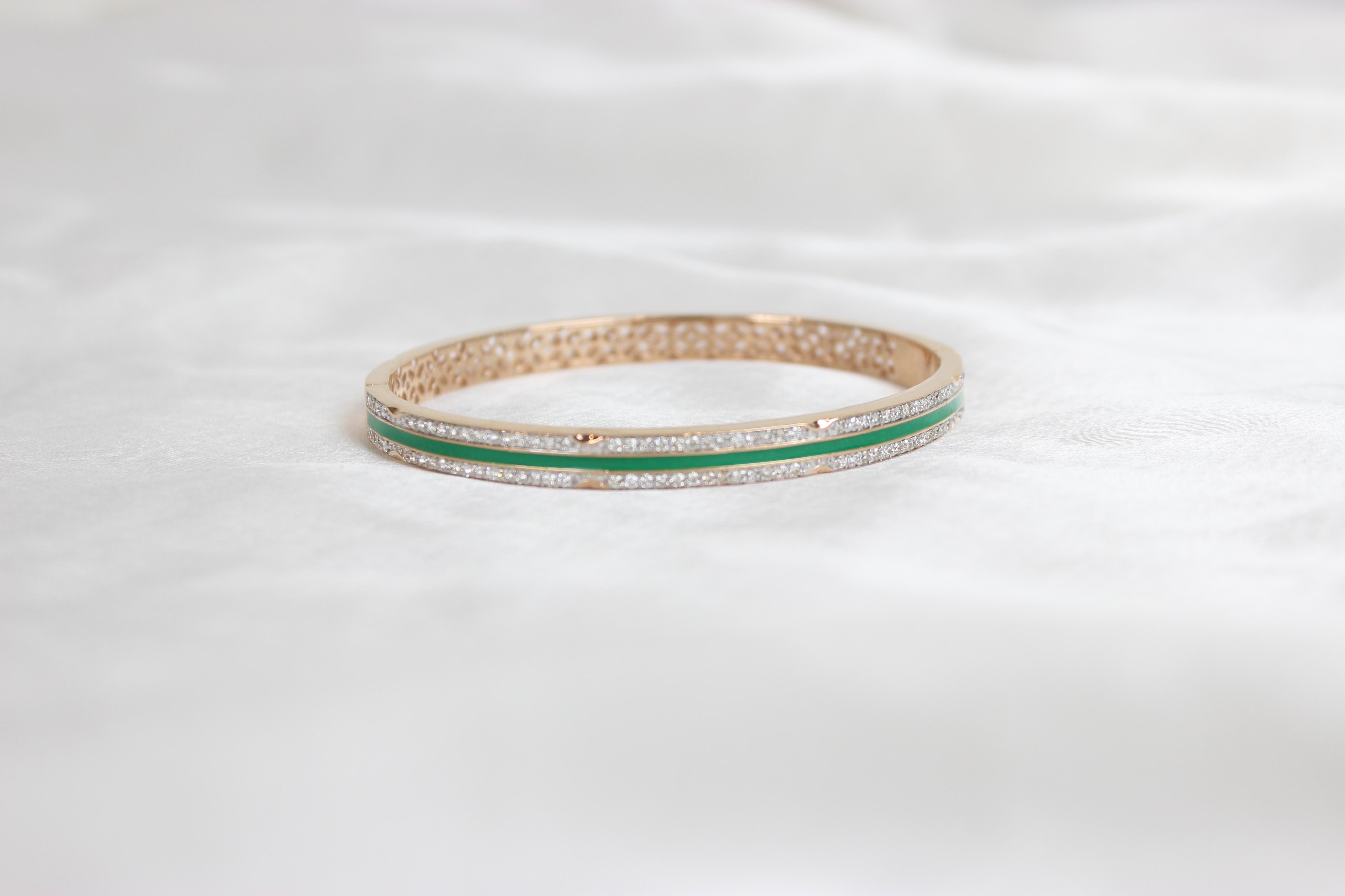 Das filigrane Diamantarmband mit grüner Emaillierung aus massivem 18-karätigem Gold ist ein atemberaubendes Schmuckstück, das die Komplexität von Filigranarbeit mit der Schönheit von Diamanten und grüner Emaillierung verbindet. Dieses Armband ist