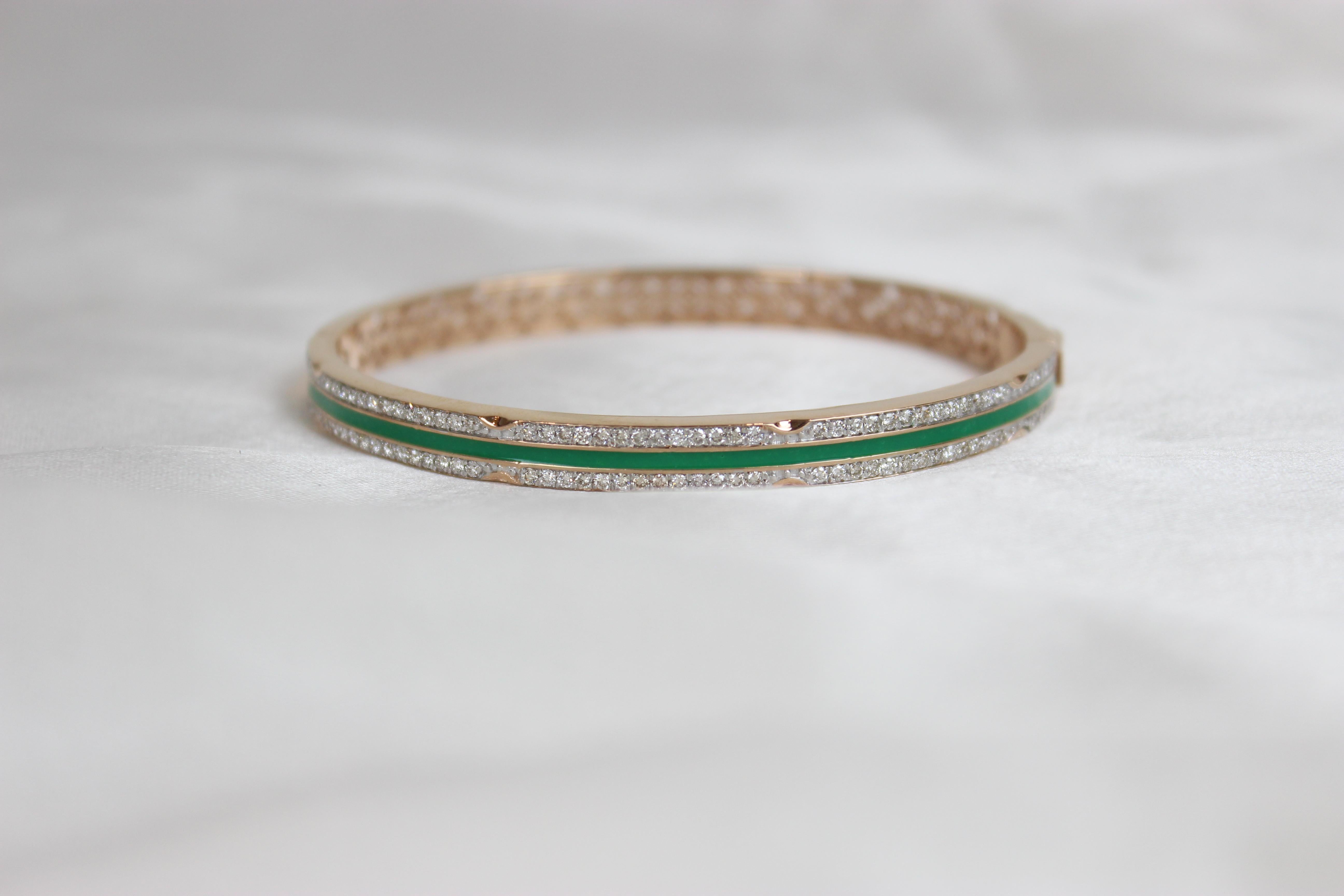Art déco Bracelet filigrane en or massif 18 carats serti de diamants et émail vert en vente