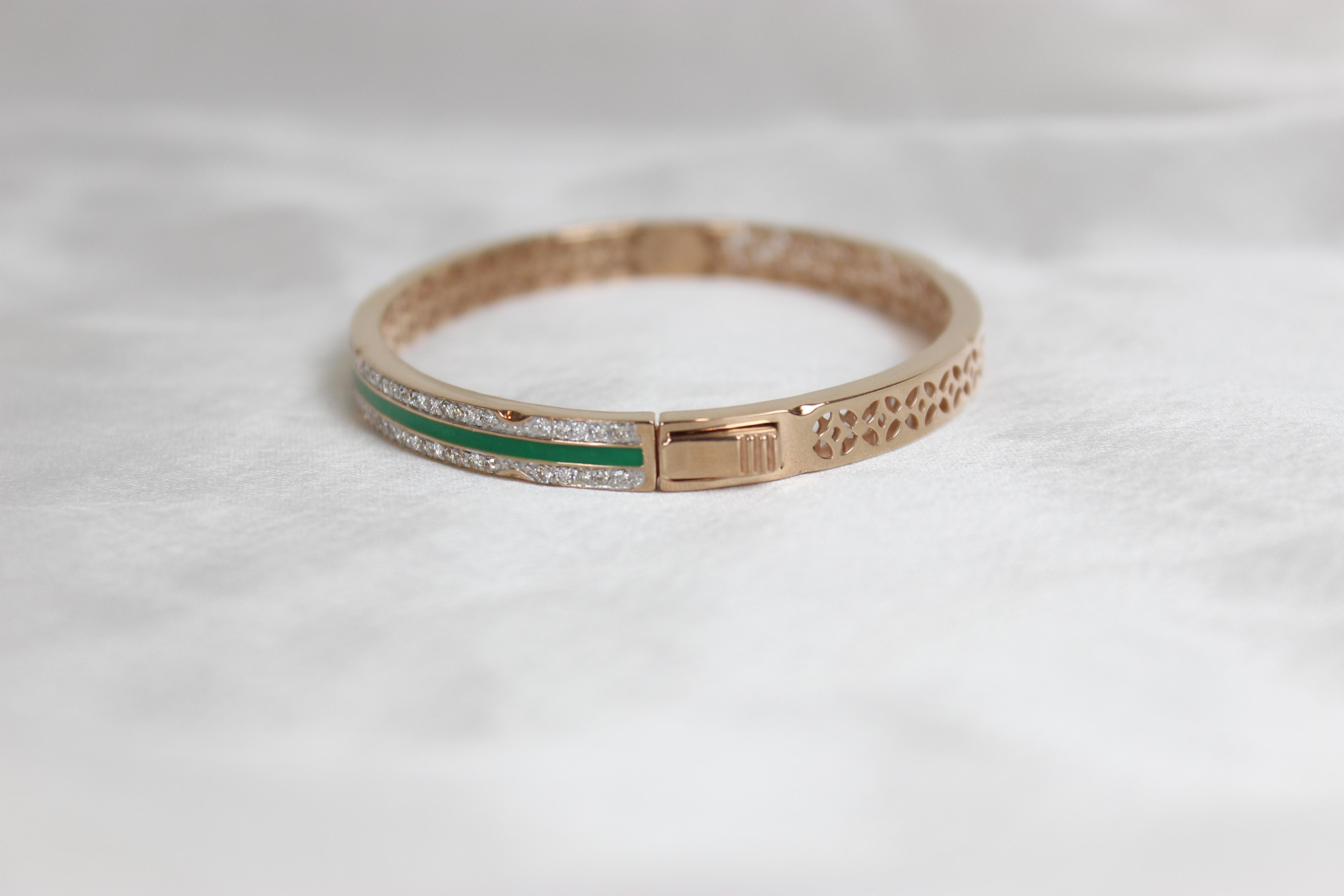 Taille ronde Bracelet filigrane en or massif 18 carats serti de diamants et émail vert en vente