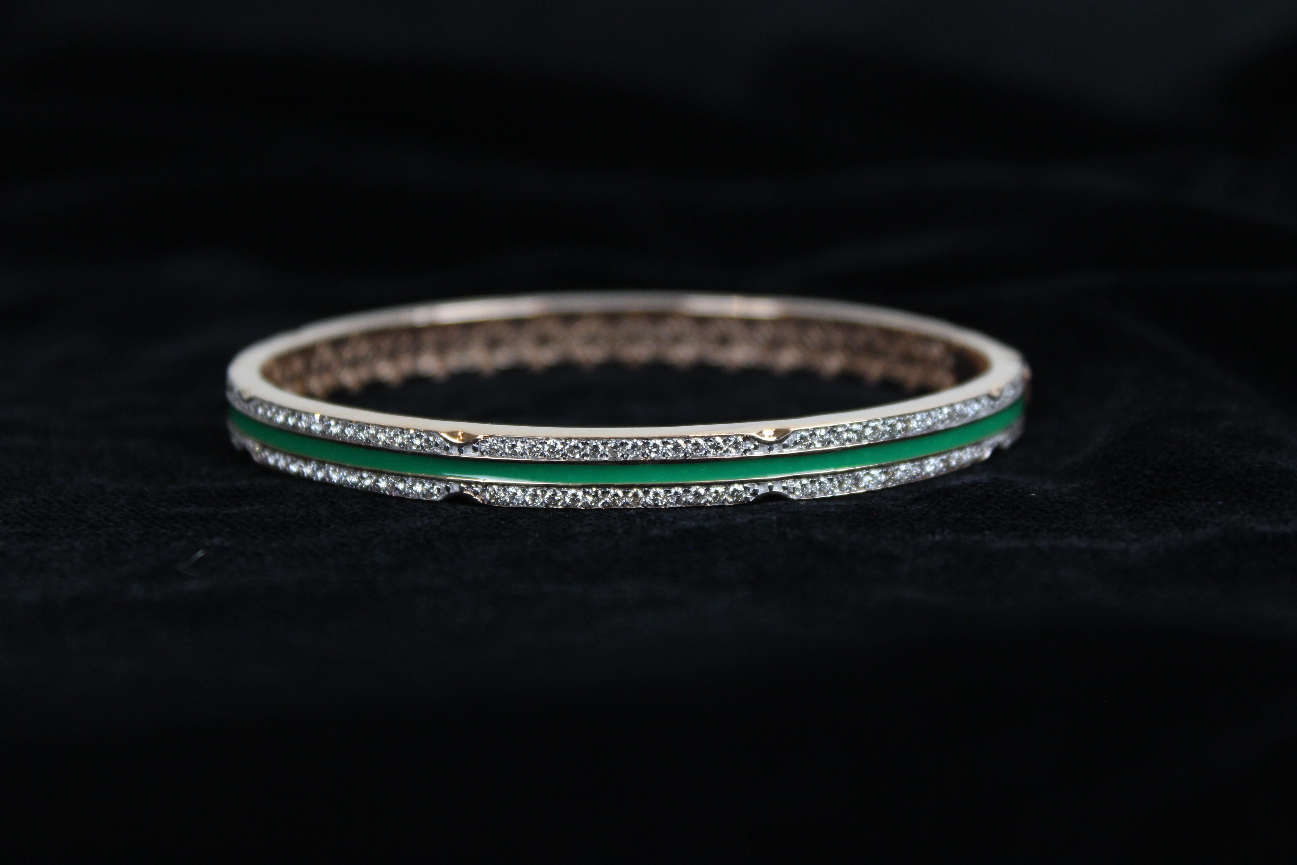 Filigranes Diamantarmband mit grüner Emaille aus 18 Karat massivem Gold Damen im Angebot
