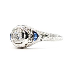 Anillo de filigrana con diamantes y zafiros en oro blanco de 18k